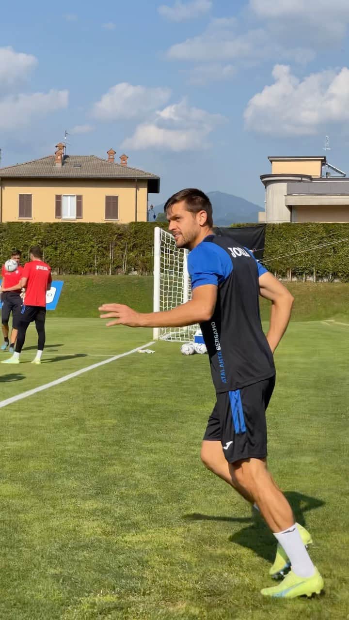 アタランタBCのインスタグラム：「Bentornato cap! 🫶🏼  The skipper is back! ⚫️🔵  @rafael.toloi2 #GoAtalantaGo」