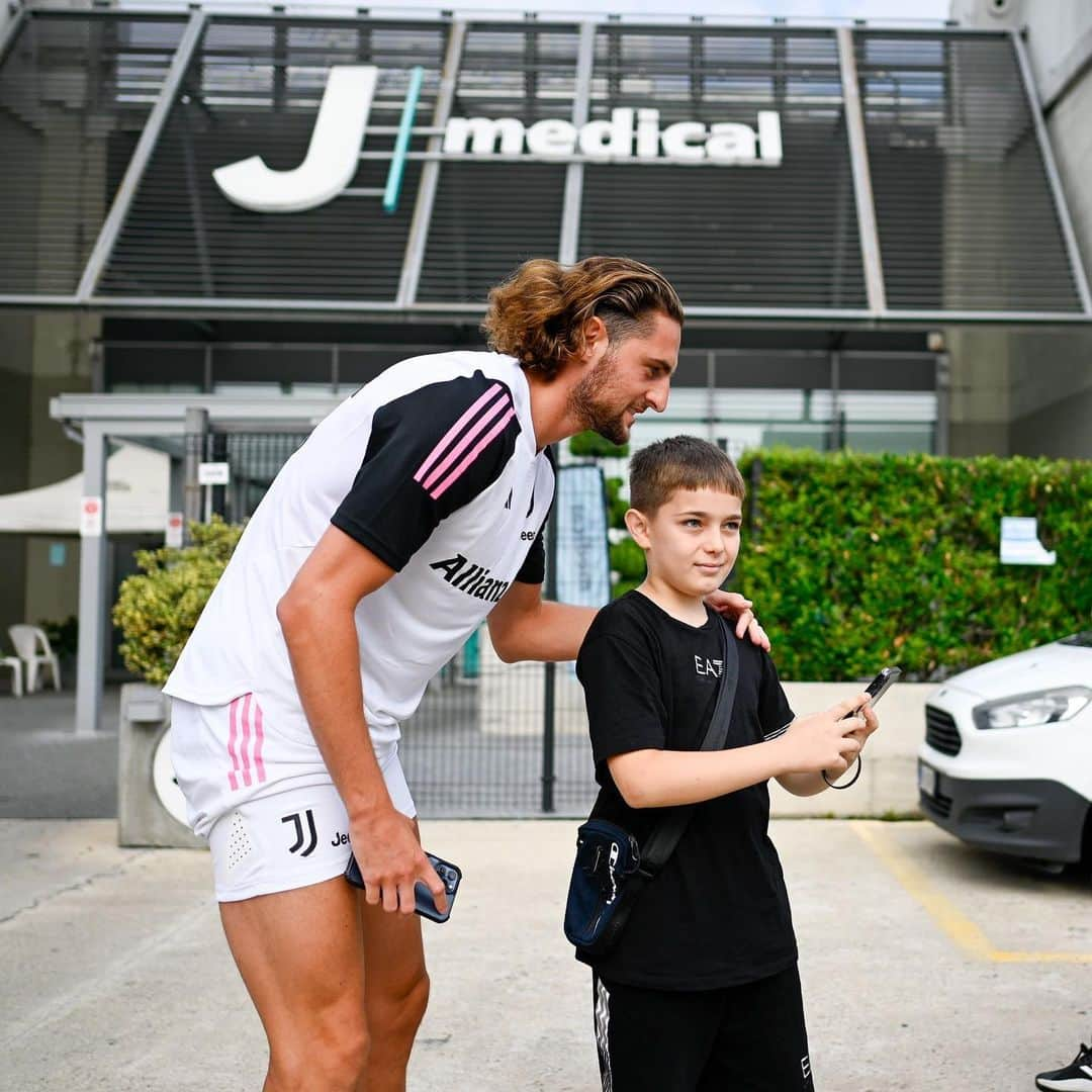 アドリアン・ラビオさんのインスタグラム写真 - (アドリアン・ラビオInstagram)「Let’s just get back to work guys ! 🔛⚽️   @juventus #finoallafine #forzajuve」7月16日 2時41分 - adrienrabiot_25