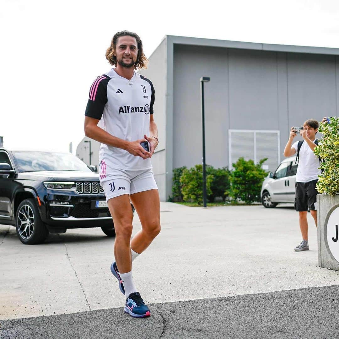 アドリアン・ラビオさんのインスタグラム写真 - (アドリアン・ラビオInstagram)「Let’s just get back to work guys ! 🔛⚽️   @juventus #finoallafine #forzajuve」7月16日 2時41分 - adrienrabiot_25