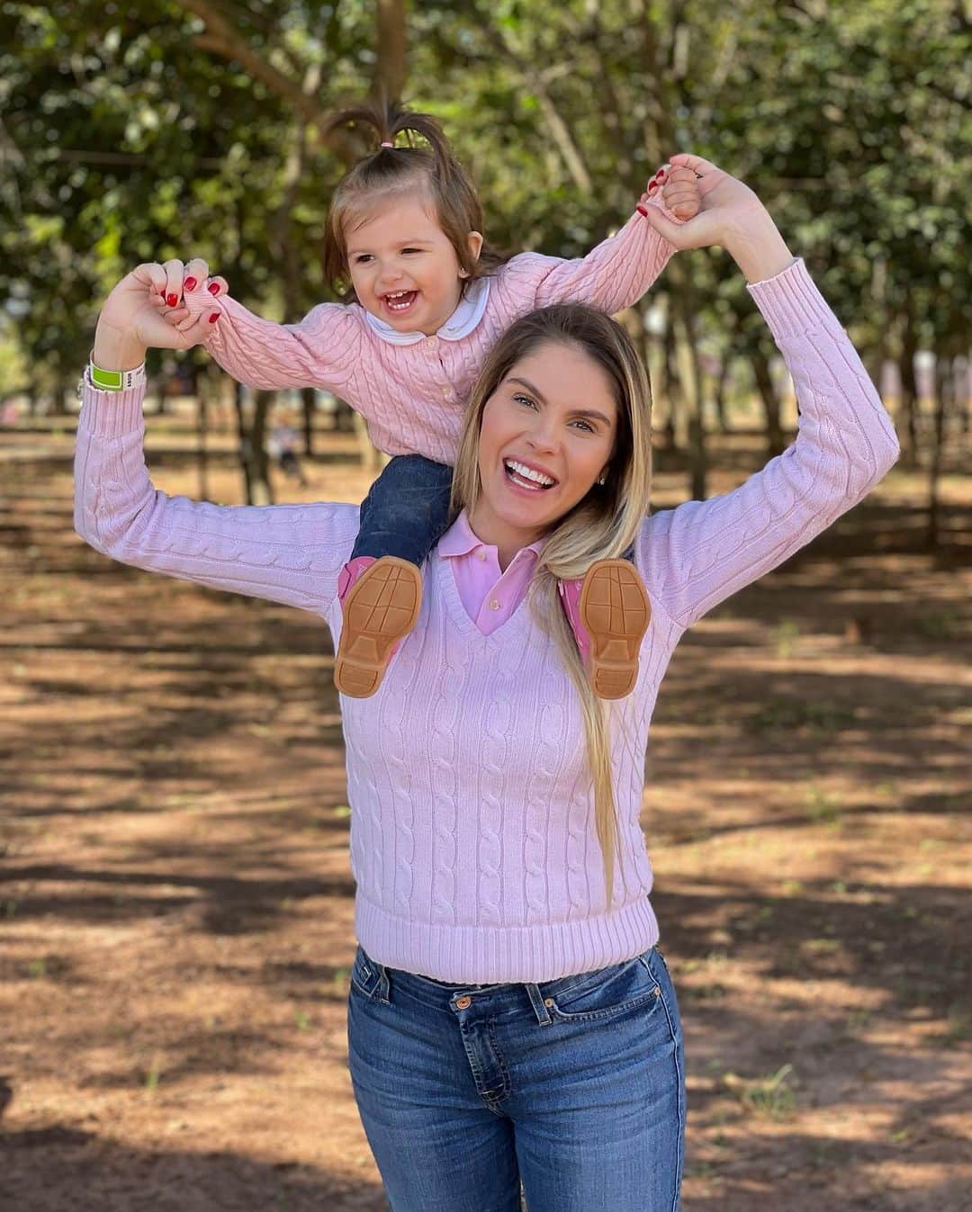 バーバラ・エバンスのインスタグラム：「Obrigada por me fazer cada dia mais feliz!! 💖 Mamãe te ama demais!!  Meus 3 amores em uma foto só! 👧🏼👶🏻👶🏻」