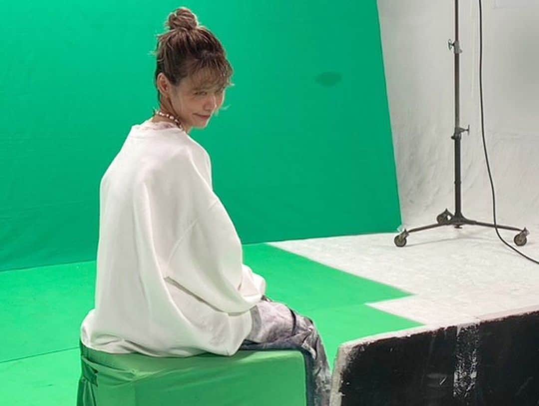 ロザリーナのインスタグラム：「my starのmv  実は全て グリーンの世界でとったから、完成するまで何が起きてるのかあんまりわからなかったけど、  椅子の上に座ってクルクル回ったり 緑の台の上に座って歌ってみたい 緑に塗られたウォーキングマシーンの上をあるいたい  なんだか、楽しい撮影でした  とさ   #カメラに気づくと   #変な顔しかできないやつ」