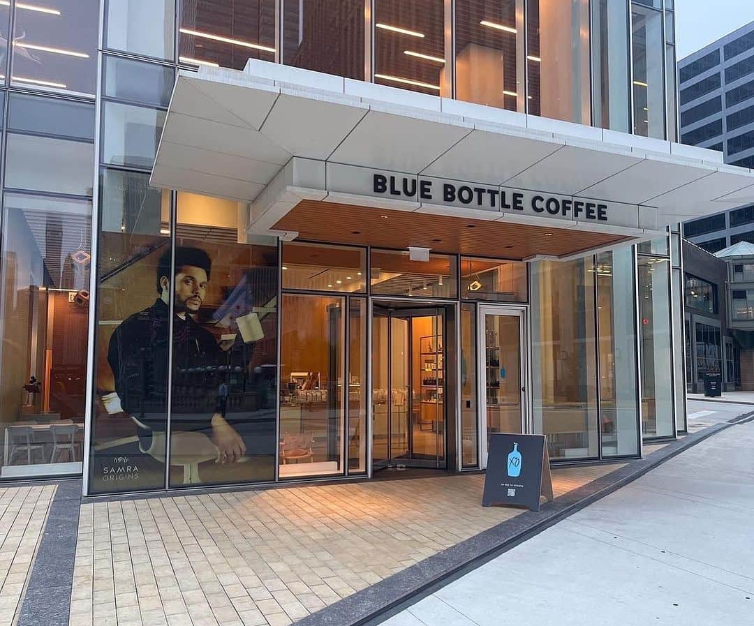 Blue Bottle Coffeeのインスタグラム：「Samra Blend is available now in select Blue Bottle cafes throughout the US. Try the Samra Blend Vol. 1 and shop exclusive drinkware for a limited time. Check the cafe list at the link in our bio or head to samraorigins.com」