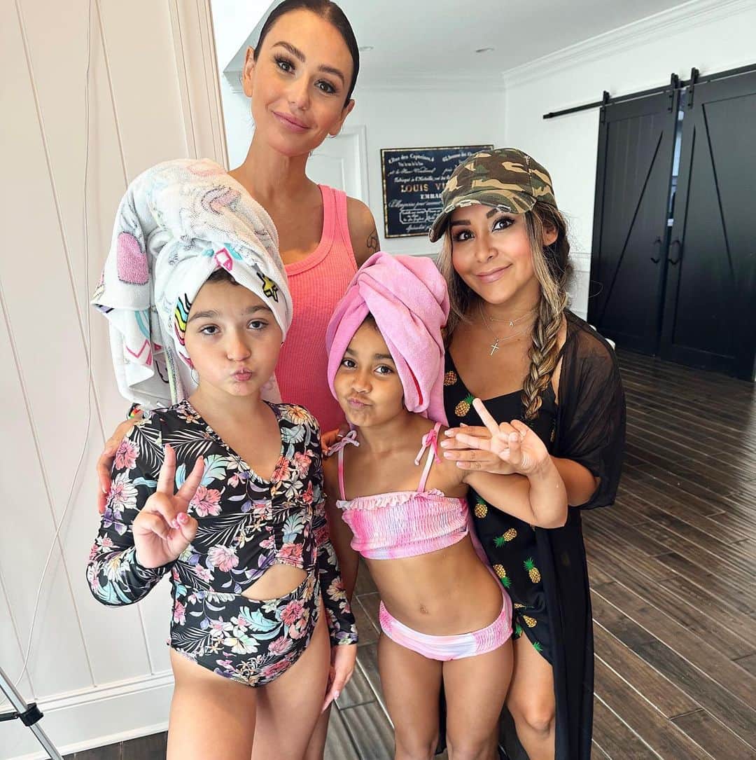 ニコール・ ポリッツィのインスタグラム：「Twinning all day. 😘✌🏽 @jwoww」