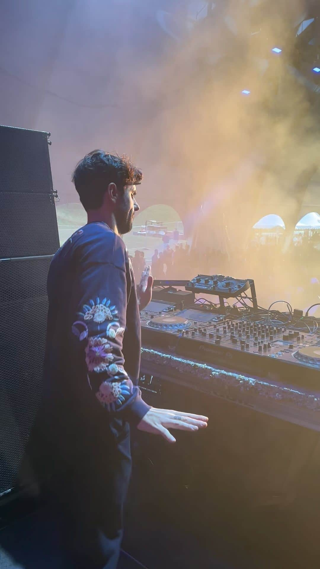 ハイメ・アルグエルスアリのインスタグラム：「Great atmosphere yesterday @wakeupand_dreamfestival thank you @carlcoxofficial and @analog__a for inviting me to play at such a great venue. Galicia Calidade!! Had a blast playing during the sunset 👌☀️」