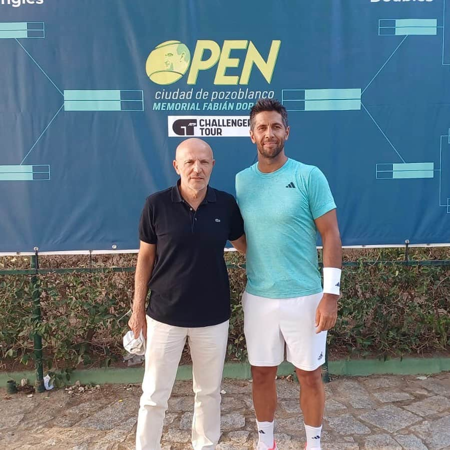 フェルナンド・ベルダスコのインスタグラム：「🎾 Marcos García, director del Open, ha recibido a Fernando Verdasco esta tarde en el Polideportivo Municipal antes de su primer entrenamiento en Pozoblanco.  ¡Os dejamos esta foto!  #TenisPozoblanco」