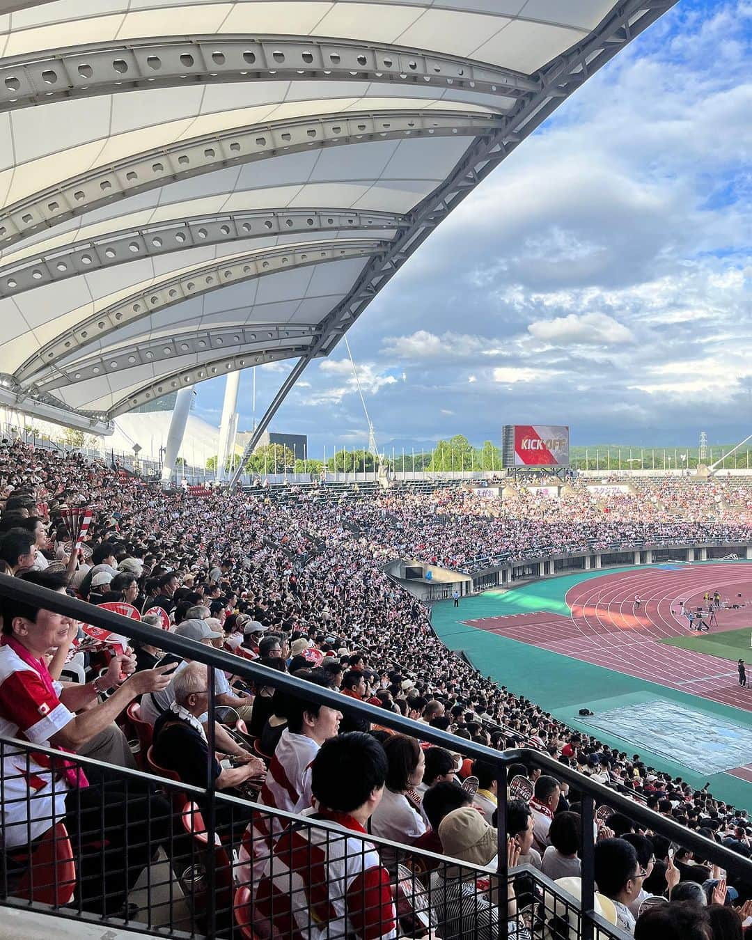 有働文子さんのインスタグラム写真 - (有働文子Instagram)「🏉ラグビー取材＠熊本編🏉  私の記憶の中で、震災当時は救援物資の集積場になっていたスタジアムが2万人弱の人で溢れ返っていて、素敵でした💓  ギリギリまで仕事して、シャトルバスでスタジアムに行ってみたら、大混雑でしたが、4年前のワールドカップを思い出す光景でした🫶✨  10代から私を知ってる友人が九州にも居て、久しぶりに会えたり、連絡くれたり、選手じゃないけど、全国にラグビーを通して出来た友人が居るんだなぁって、改めて思いました👍  いっぱい愚痴って、ごめん🙇‍♀️ もう少し頑張りまーす🙌✨  #ラグビーカフェ #ラグビー取材 #フリーアナウンサー #アナウンサー #くまモンに会えた #九州は湿度高い #喉には良さそう #また日焼けしてしまった」7月16日 3時04分 - udou_fumiko