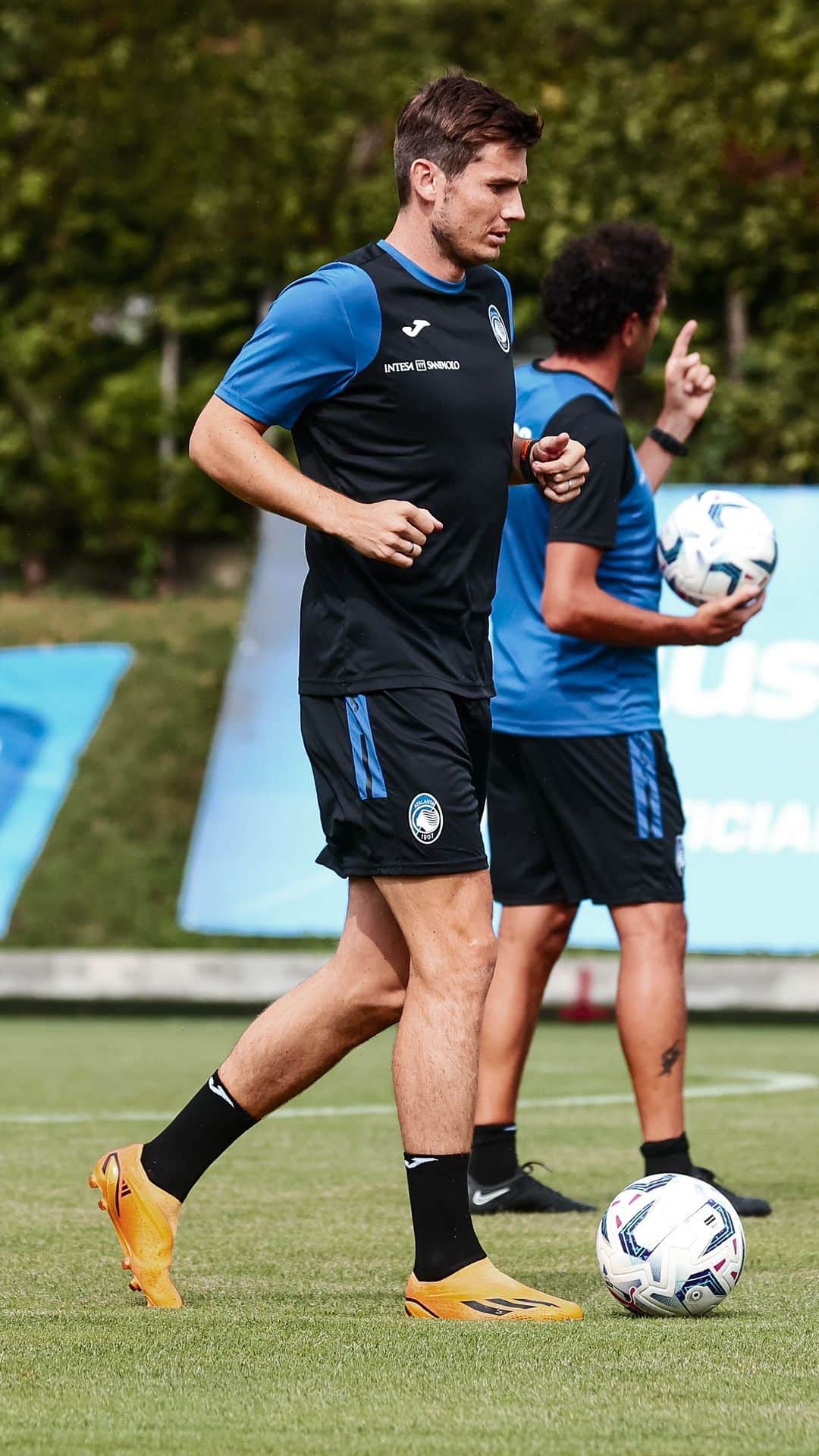 アタランタBCのインスタグラム：「@martenderoon15 al volo ed è subito “Non ce la faccio, troppi ricordi” 🥹  #DeRoon volley, registered trademark ☄️  #GoAtalantaGo ⚫️🔵」