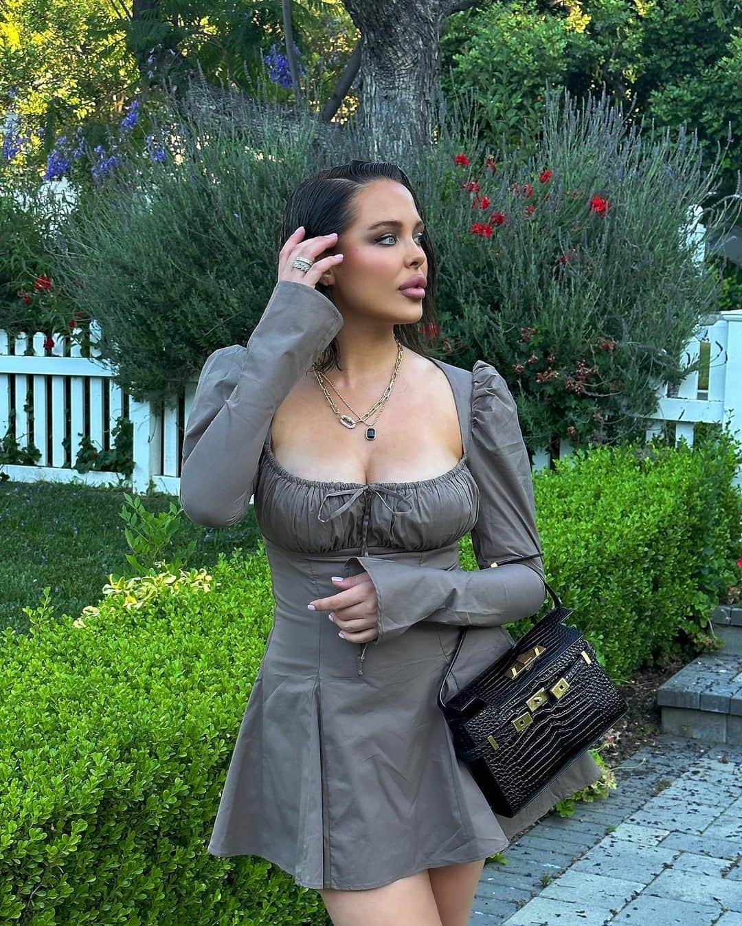 Mara Teigenのインスタグラム：「Feels a little weird getting dressed after being pregnant for 2 years, but here we are 🙃🤍」