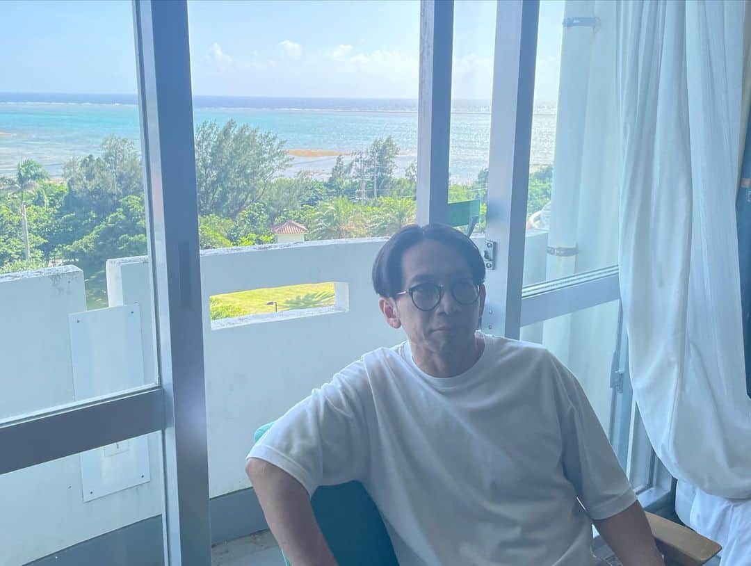 佐藤満春（どきどきキャンプ）のインスタグラム：「急遽、妻と息子と沖縄へ！ 数年ぶりの沖縄、最高でした！ 写真はニャンちゅうの原稿の締め切りを守るためホテルについた直後に書き進める私など。  #沖縄」