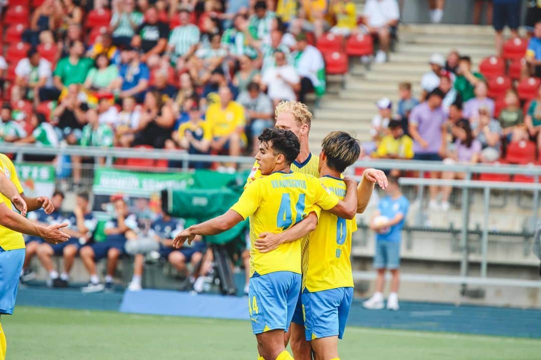 遠藤渓太さんのインスタグラム写真 - (遠藤渓太Instagram)「Erste Spiel in Heim Stadion 🟡🔵 @eintrachtbraunschweig1895」7月16日 3時30分 - keita_1122