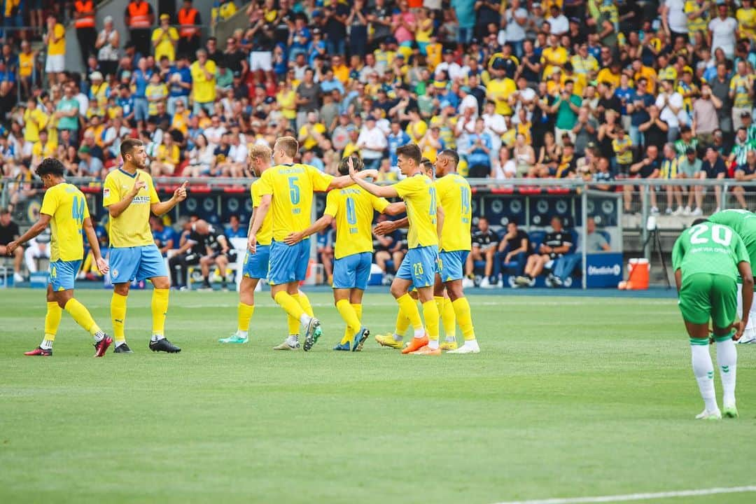 遠藤渓太さんのインスタグラム写真 - (遠藤渓太Instagram)「Erste Spiel in Heim Stadion 🟡🔵 @eintrachtbraunschweig1895」7月16日 3時30分 - keita_1122