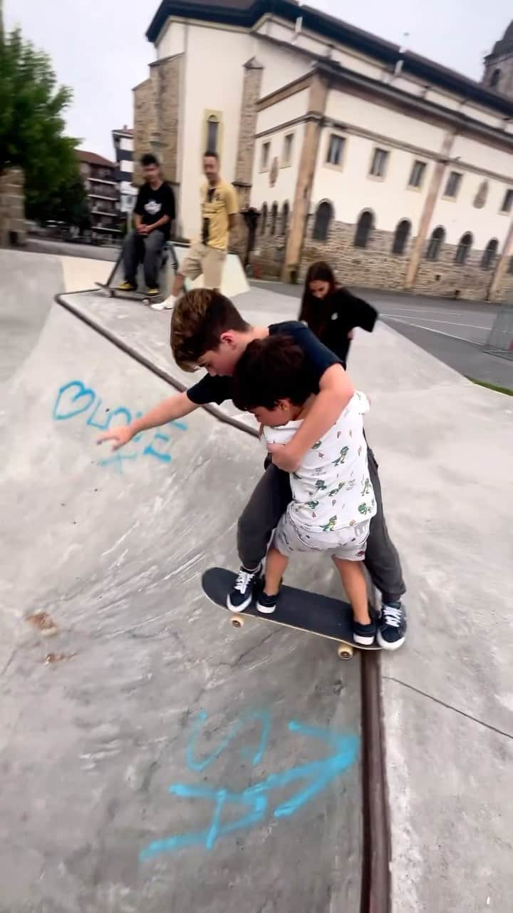 Skate Crunch (OG)のインスタグラム：「“Teaching kids to count is fine, but teaching them WHAT COUNTS is best!” ❤️🛹 @leonardovinicius.skater showing his little brother Murilo Octavio the way 😍👍🏼」