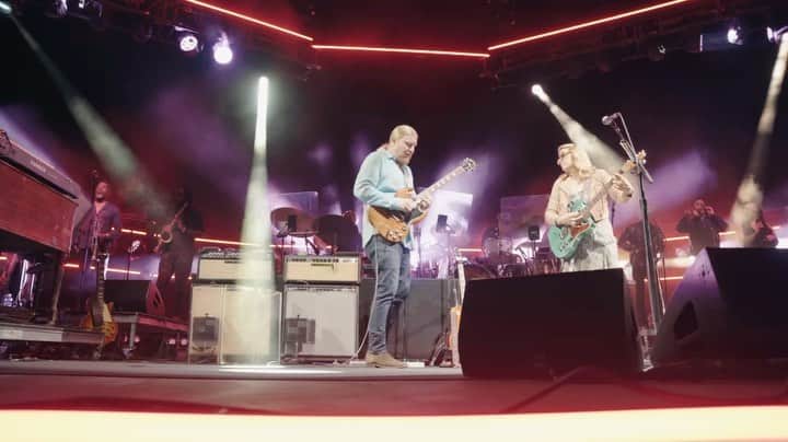 テデスキ・トラックス・バンドのインスタグラム：「The summer tour is in full swing and we’re having a great time. Hope to see you down the road!  🎥 @bradleystrickland1」