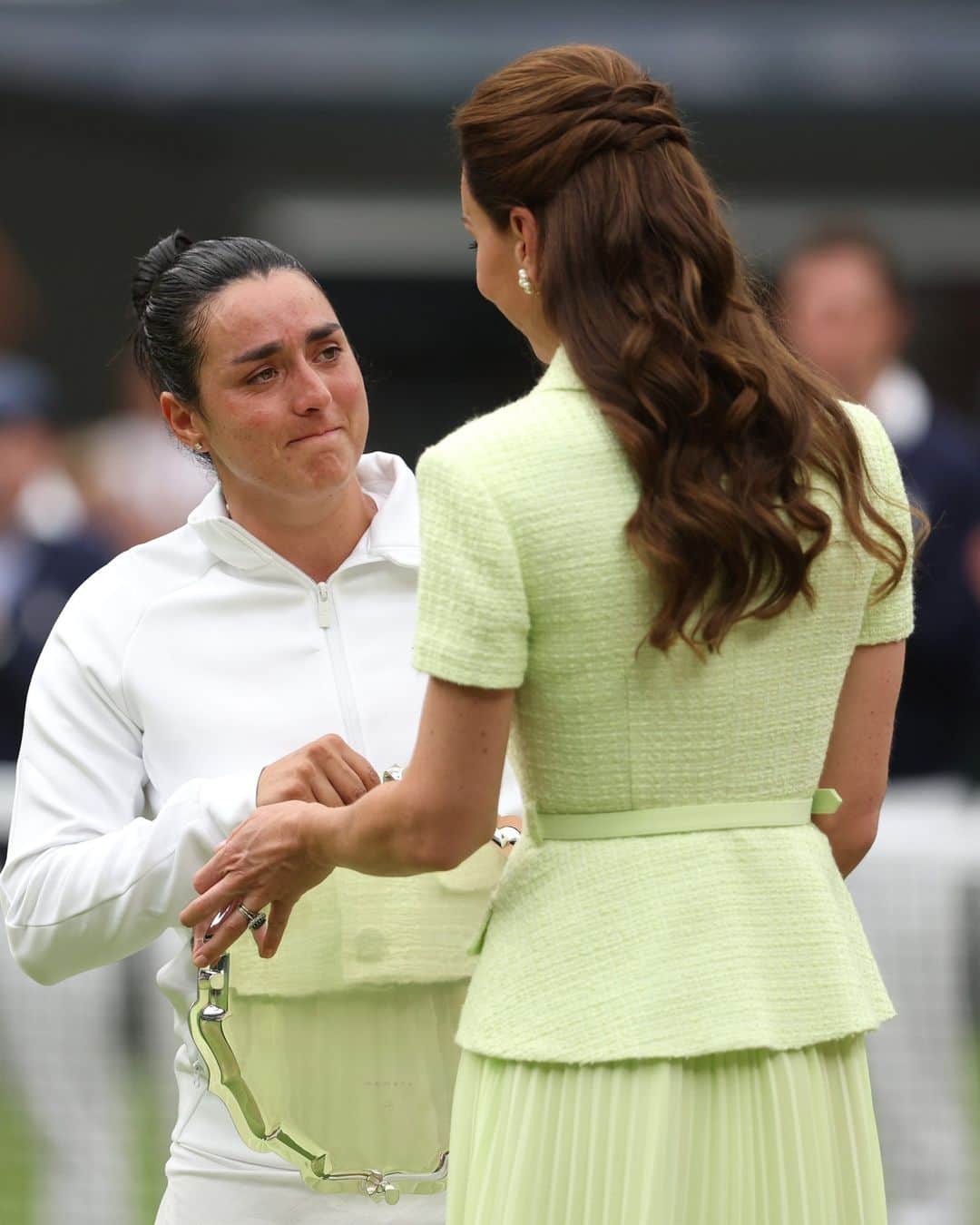 Vogueさんのインスタグラム写真 - (VogueInstagram)「Kate Middleton, Princess of Wales, has tended to put a royal spin on Wimbledon whites, but this year she surprised style watchers by dressing to match the Centre Court in various shades of green throughout the championship. On Saturday, the Princess continued this theme for the Women’s Final to watch @marketavondrousova and onsjabeur face-off, where Vondroušová took home her first #Wimbledon Championship.  Tap the link in our bio for all the details on her looks.」7月16日 3時35分 - voguemagazine