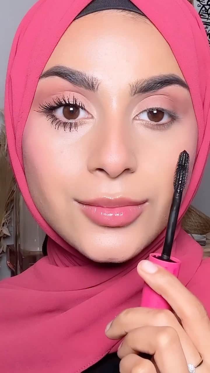 Huda Kattanのインスタグラム：「STUNNING!!!! @makeuppbyalyy 🙏🏽🤩❤️ Repost @makeuppbyalyy #Realresults 1 coat magic!!! With the new @hudabeauty 1 Coat WOW mascara 👀 Catch me making funny faces while applying mascara 😂😂 I guess we all do that 🤍🤍😂 #HudaBeautyOneCoatWow Mascara! 👀✨」