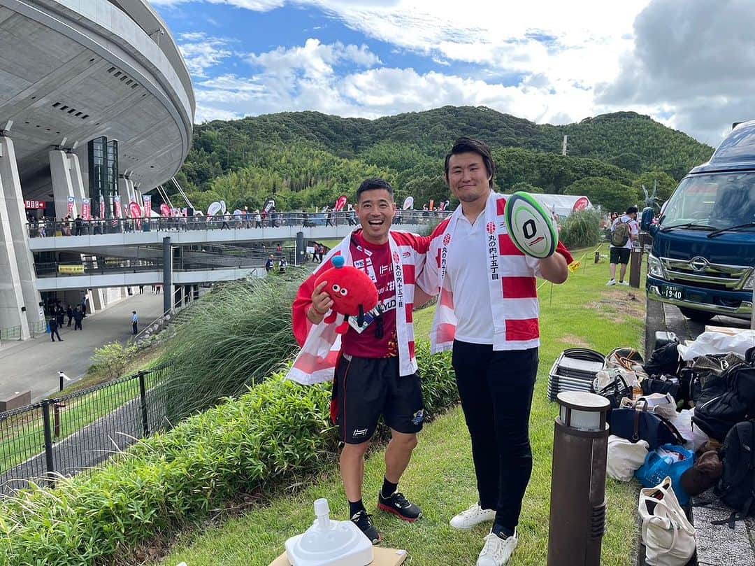 真壁伸弥のインスタグラム：「山田さんと楽しい一日  三菱地所さん！ラグビー協会さん ありがとう  ラグビーは勝てなかったけど  熱い熊本のエールは心の奥まで響きました。  ありがとう  で、つぎ、大事  #ラグビー」