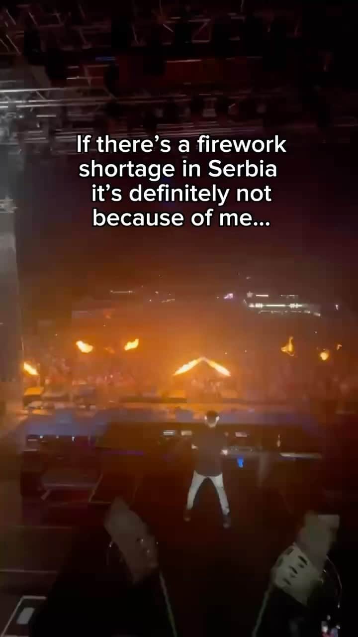 アレッソのインスタグラム：「I thought we only had a few fireworks」