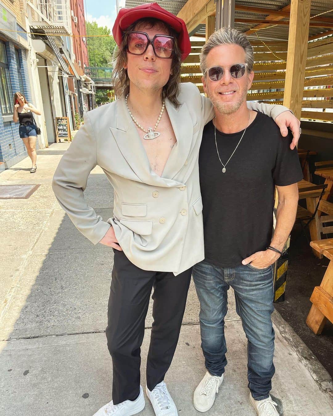 scottlippsのインスタグラム：「Fantastic conversation today with one of my fav frontmen in rocknroll today @lukestruts @thestruts We get into everything , from performing with @officialqueenmusic to the great new Struts record! #comingsoon @spinmag @lippsservicepod brought to you by the all new @mackiegear #dlz creator」
