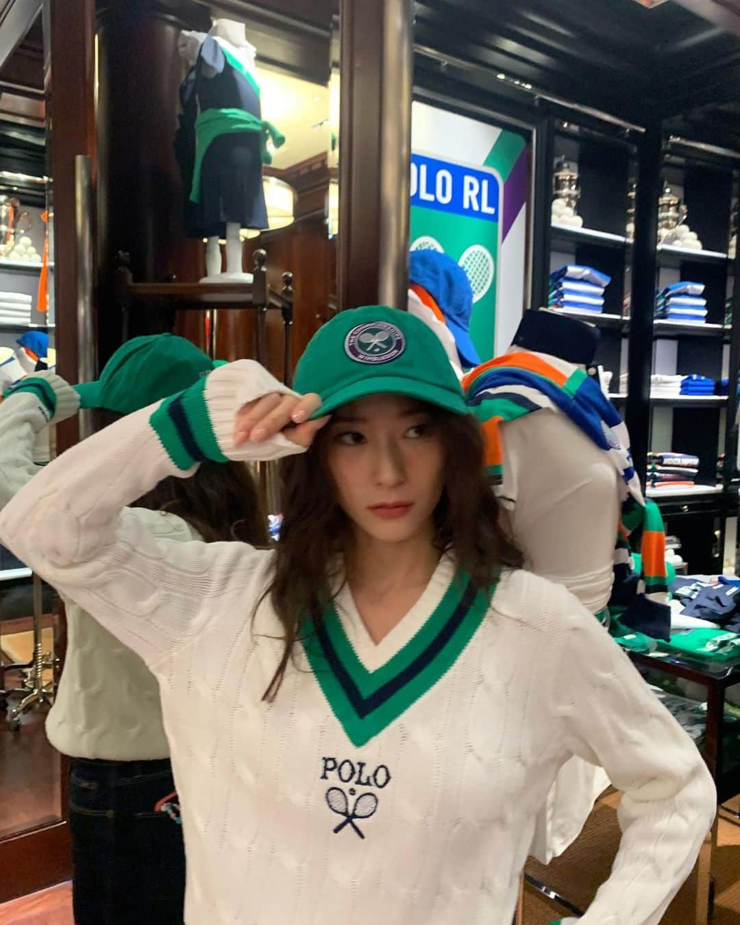 クリスタルさんのインスタグラム写真 - (クリスタルInstagram)「🧢 geared up for the @wimbledon finals at the @ralphlauren flagship store!」7月16日 4時12分 - vousmevoyez