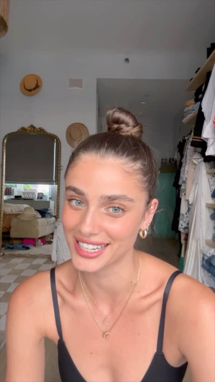 テイラー・ヒルのインスタグラム：「Denim obsessed is quite the understatement! @freepeople had so many unique pairs that I thought I’d share…even if they’re a little out there.」