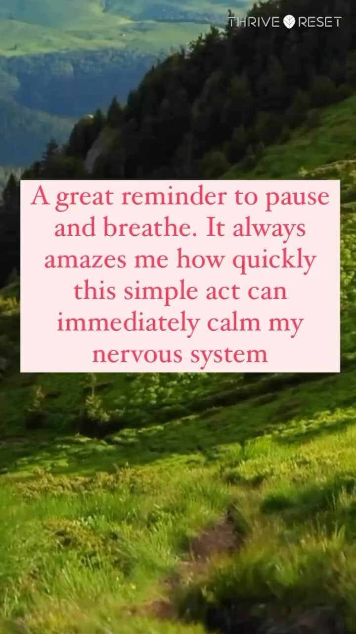 ジョシー・ビセットのインスタグラム：「INHALE + EXHALE. A great reminder to PAUSE + BREATHE.  Tip: It helps me stay in the present moment by synchronizing my inhale with the affirmation “I breathe in” and my exhale with “I breathe out”.」