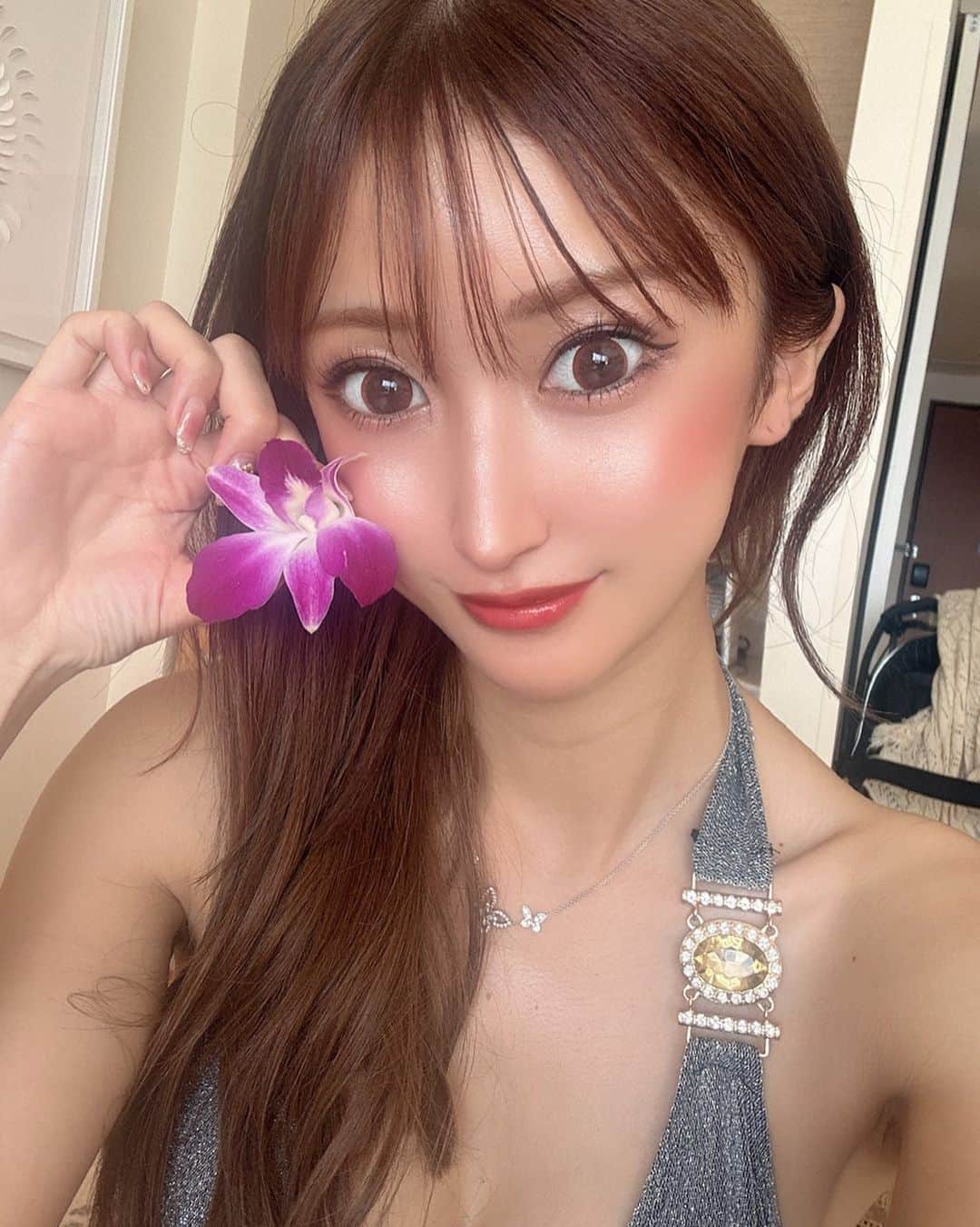 愛沢りんのインスタグラム：「キャバ嬢中は写真撮らず 沖縄だけ写真撮ってるからキャバ嬢のインスタじゃないみたい。笑  #キャバ嬢#キャバクラ#キャバ#錦三丁目#錦三#ザナドゥ#xanadu#ootd #水商売#栄#名古屋#東海#愛沢りん#すすきの #北新地#ミナミ#新宿#歌舞伎町#六本木#石垣島#Instagram#インスタ#cafe #ケツスタグラム #沖縄 #水着#flowers #follow#makeup #followforfollowback」