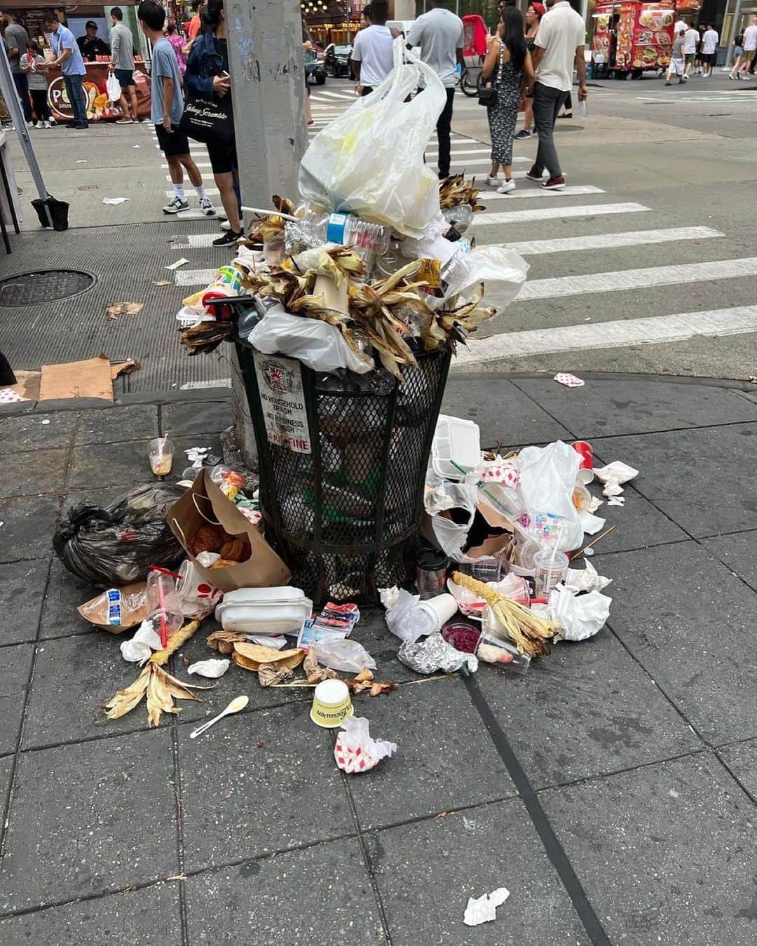 エイミー・セダリスさんのインスタグラム写真 - (エイミー・セダリスInstagram)「@petergrosz • It’s garbage season in NYC and the trash cans are in full bloom!! Gorgeous…」7月16日 4時48分 - amysedaris