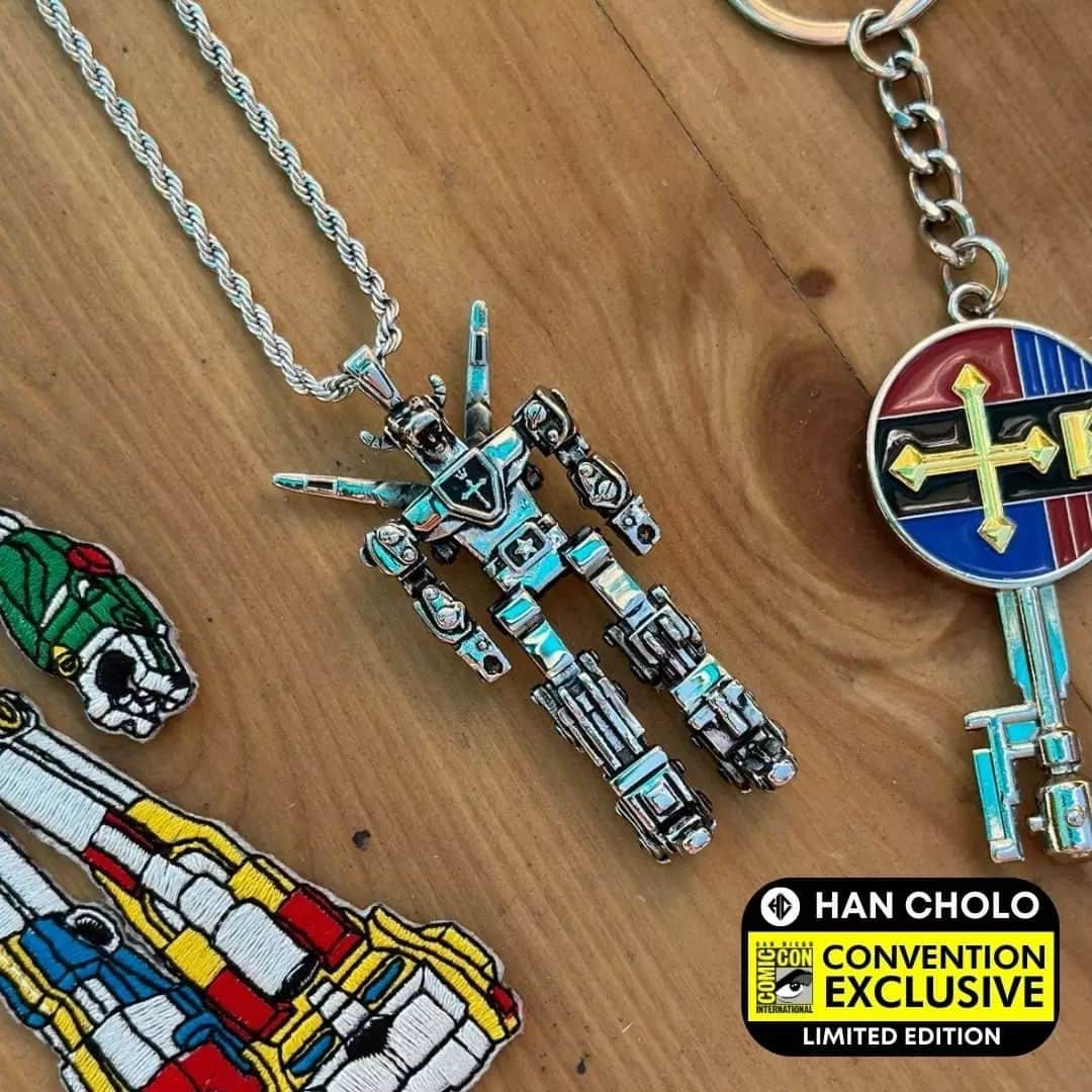 ハンチョロさんのインスタグラム写真 - (ハンチョロInstagram)「Let's go Voltron Force! Our Voltron Defender of the Universe Necklace pre sale is almost sold out! Get yours online or meet us at comic con! We'll be at booth #1720!」7月16日 5時06分 - hancholodesigns