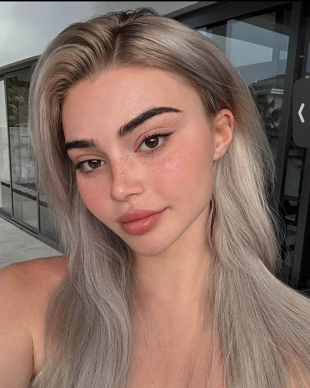 クリステン・ハンチャーのインスタグラム：「No Facetune?? No makeup?? Who tf is she」