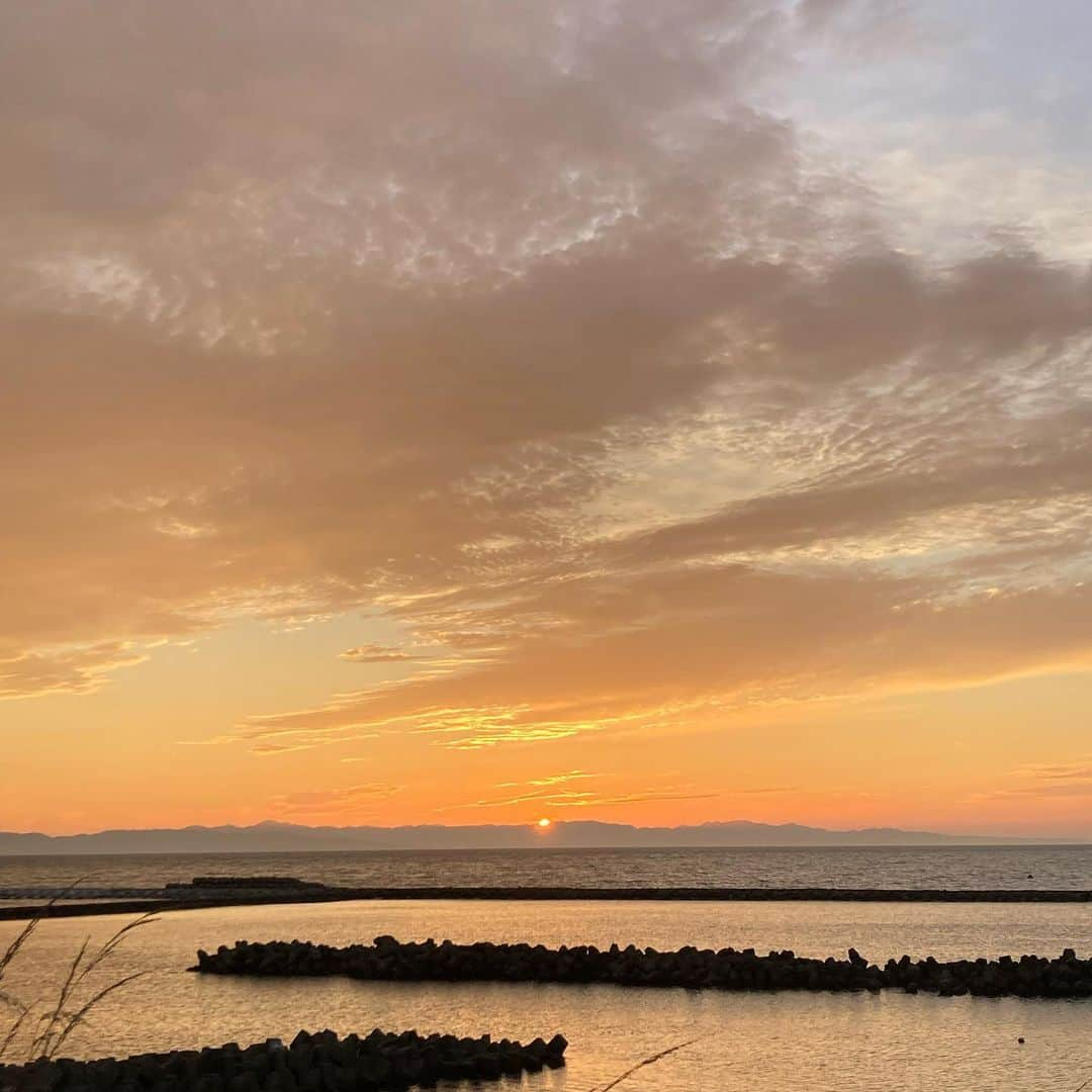 水戸悠夏子さんのインスタグラム写真 - (水戸悠夏子Instagram)「今年も、いや〜こんなことしてる場合か？！と思いながらも、いや〜こんなことが絶対に必要なのよ！！と、気がつけば明日は#sekiyahamasunset です。  私たちの小さな理屈を大切にした、そしてそれを理解してくれる多くの人たちに支えられた、町のD.I.Yパーティー。  大切にしていることはずっと変わらず気がつけばもう10年（コロナ挟んで開催は8度目）、私たちの催す色々はあくまで"日々の延長"ですが、素晴らしい音楽やロケーションや沢山の人が集まったこの海の日は、1年の中でもちょっと特別です。  この日を通じて、色んなことを感じて貰えたらなあと、そして感じて貰えているから続けられているのかなあと、10年になろうとしている今、改めてしみじみ思います。  1人で大丈夫かな（割とみんなそう）、こう言うパーティー行った事ないけど（とても平和）、音楽詳しくないんですけど（分からなくても楽しめる作り方してますしきっと身体が勝手に動きます）、その日仕事だわあ（深夜1時までなので仕事終わりお待ちしてます）明日仕事なんだよな（私たちも今オーダー地獄）etc・・・色々あると思いますが、その辺の言い訳は私が全部ひねり潰しますので、この海の日の夜ばかりは、ちょっと私たちに預けてみてはくれませんか。  絶対楽しいとは人それぞれだからなかなか言えないけれど、前向きに足を運んでくれたあなたなら、きっと 楽しめるはずです。  ずっと雨だった天気予報は、晴れ。  沢山の方とのんびりハッピーパラダイスな時間を共に出来る事を、とても楽しみにしています。  ふぅ、今年も駄文を失礼致しました〜。  それでは明日、新潟市は関屋浜で！  今年も一緒に、この町の夏を始めましょう◎  （写真は先日の関屋浜、実際はもっとフライヤーみたいなピンクでした）」7月16日 5時24分 - mitoyukako