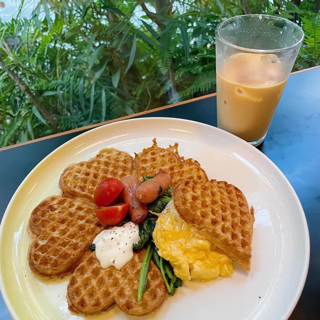 平野友里（ゆり丸）のインスタグラム：「🧇  浅草にあるおしゃれカフェ☕️ @fuglenasakusa   ワッフルがもっちりしてておいしい〜 お店の雰囲気もおしゃれで素敵☺️✨ いつも外国人さんが多いイメージ🌏  ちょっとしたテラス席もあるから、 お近くの方はワンちゃん連れて お散歩がてらでも良さそだね~🐶🤍  おすすめカフェ🤍  ・ ・ ・ ・  #浅草 #浅草グルメ #浅草カフェ #浅草ランチ #浅草観光 #浅草さんぽ #浅草ごはん #浅草デート #東京グルメ #東京観光 #東京カフェ #東京ランチ #台東区 #台東区グルメ #台東区カフェ #台東区ランチ #カフェ #カフェ巡り #カフェランチ #カフェ部 #カフェ活 #カフェラテ #かふぇすたぐらむ #カフェスタグラム #ゆり丸カフェ巡り #ワッフル」