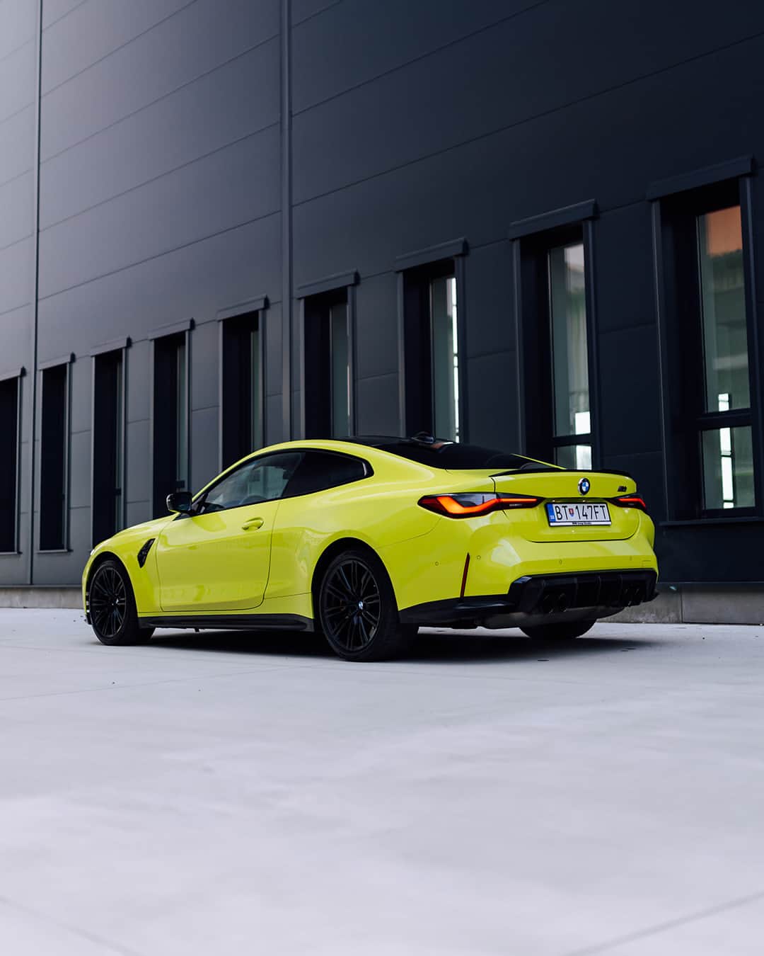 BMWのインスタグラム：「Sao Paulo silhouette.  #BMWRepost @martin_katler  #BMW #M4 #THEM4 #saopauloyellow  __ BMW M4 Competition M xDrive Coupé: Combined fuel consumption: 10.1–10.0 l/100 km. Combined CO2 emissions: 230–227 g/km. All data according to WLTP. Further info: www.bmw.com/disclaimer」