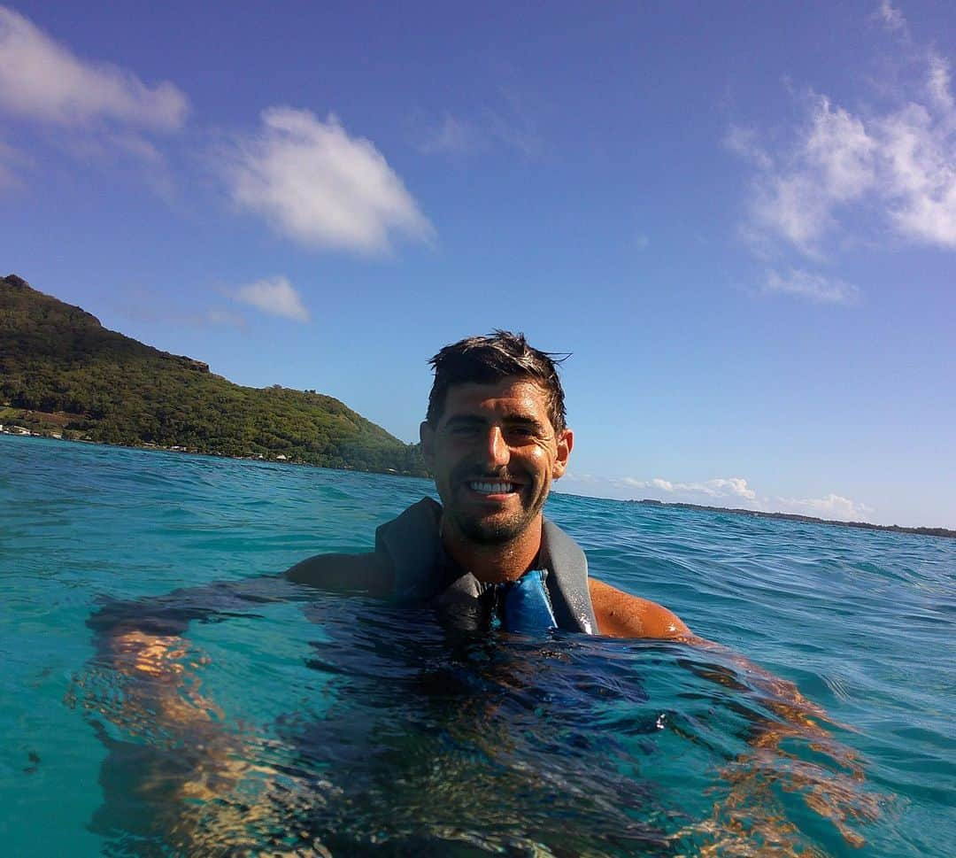 ティボ・クルトゥワさんのインスタグラム写真 - (ティボ・クルトゥワInstagram)「I had an absolutely incredible time exploring the underwater wonders of Bora Bora! 😍  From snorkeling alongside tropical fish 🐠, to diving with majestic Manta Rays and sharks 🦈, and finally, ending the day with a delightful lunch in the company of our newfound stingray friend!   I 💙 Bora Bora!」7月17日 1時00分 - thibautcourtois