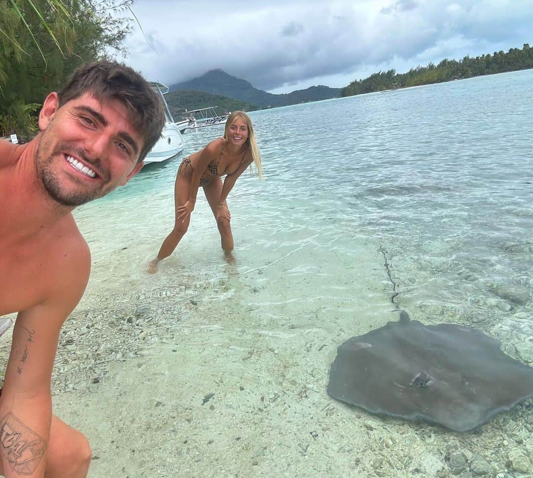 ティボ・クルトゥワさんのインスタグラム写真 - (ティボ・クルトゥワInstagram)「I had an absolutely incredible time exploring the underwater wonders of Bora Bora! 😍  From snorkeling alongside tropical fish 🐠, to diving with majestic Manta Rays and sharks 🦈, and finally, ending the day with a delightful lunch in the company of our newfound stingray friend!   I 💙 Bora Bora!」7月17日 1時00分 - thibautcourtois