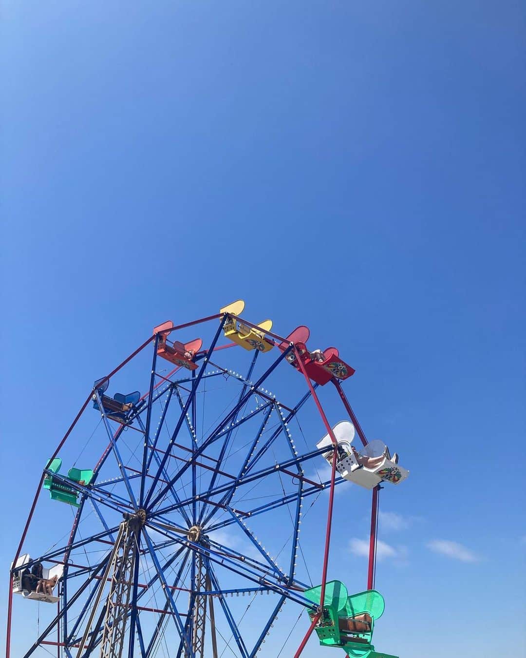 クリスティン・ヒルデブランドのインスタグラム：「Another contendor for a favorite day. Newport Beach pier (making core memories with Lennon playing in the waves) + the balboa fun zone (complete with arcade games and 🍦). Oh and a hilarious jam sesh to the Trolls soundtrack on the way home (last vid)🎤🙈🙉」