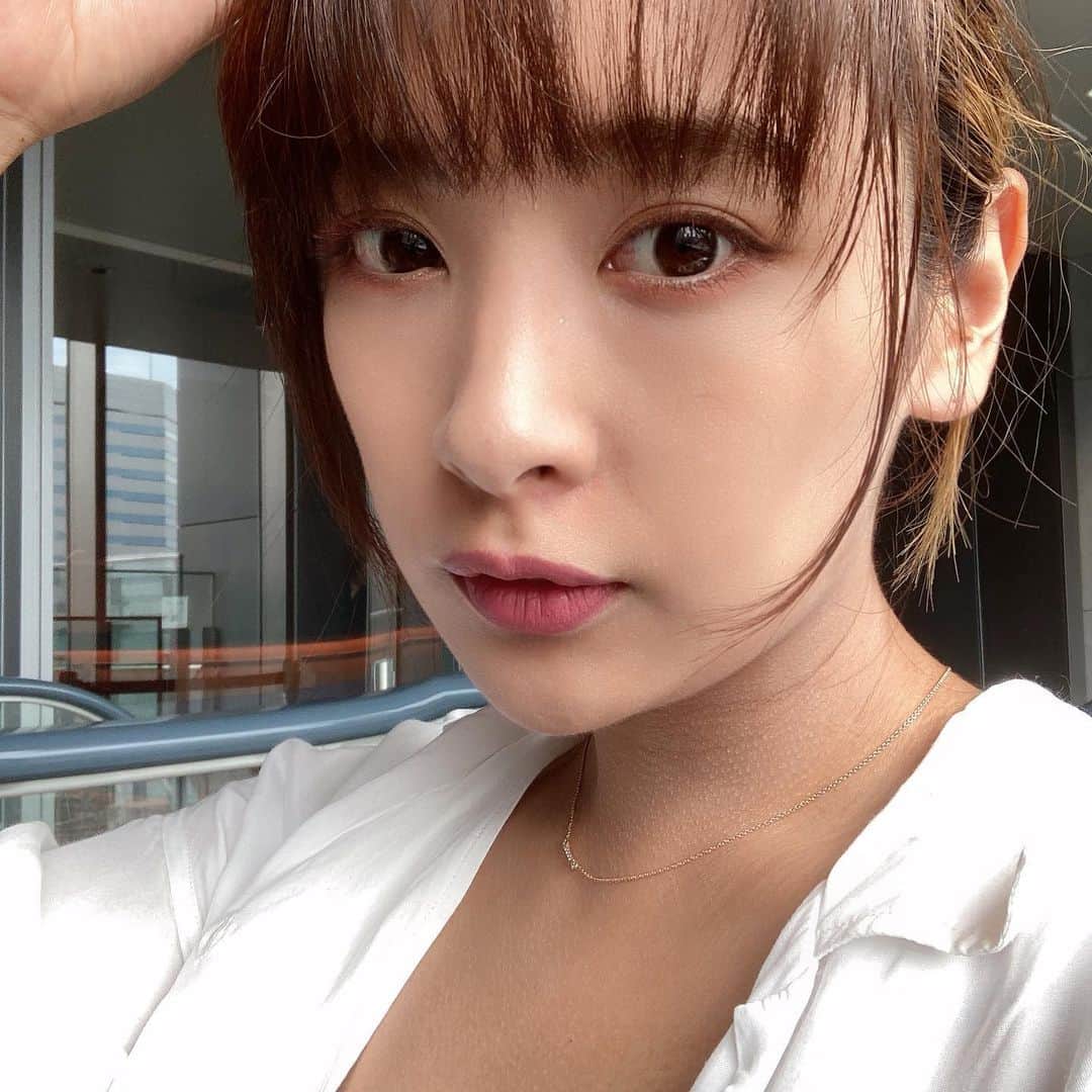 江藤遼のインスタグラム：「数年前の誕生日に友達がくれた口紅 この色が似合う大人になって嬉しい✌︎  thank you @yu.tsubaki」