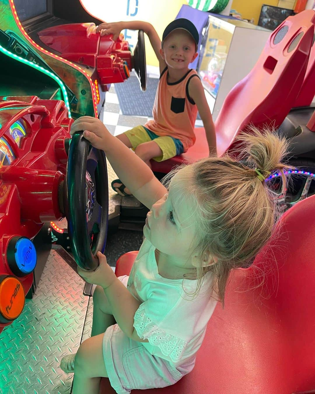 クリスティン・ヒルデブランドさんのインスタグラム写真 - (クリスティン・ヒルデブランドInstagram)「Another contendor for a favorite day. Newport Beach pier (making core memories with Lennon playing in the waves) + the balboa fun zone (complete with arcade games and 🍦). Oh and a hilarious jam sesh to the Trolls soundtrack on the way home (last vid)🎤🙈🙉」7月16日 16時20分 - _kristinhildebrand