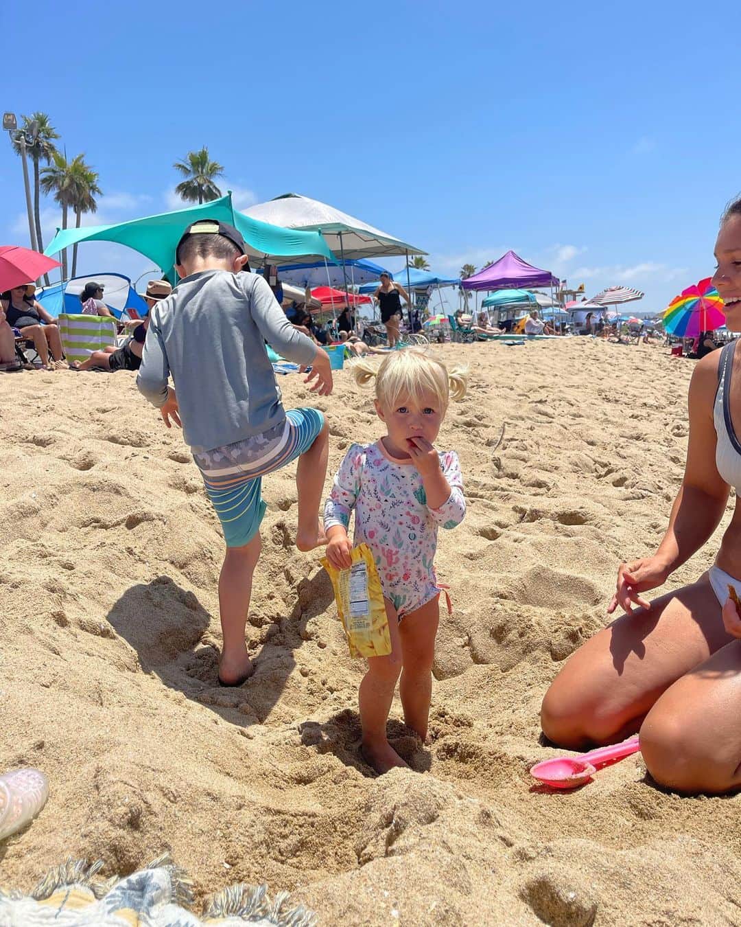 クリスティン・ヒルデブランドさんのインスタグラム写真 - (クリスティン・ヒルデブランドInstagram)「Another contendor for a favorite day. Newport Beach pier (making core memories with Lennon playing in the waves) + the balboa fun zone (complete with arcade games and 🍦). Oh and a hilarious jam sesh to the Trolls soundtrack on the way home (last vid)🎤🙈🙉」7月16日 16時20分 - _kristinhildebrand