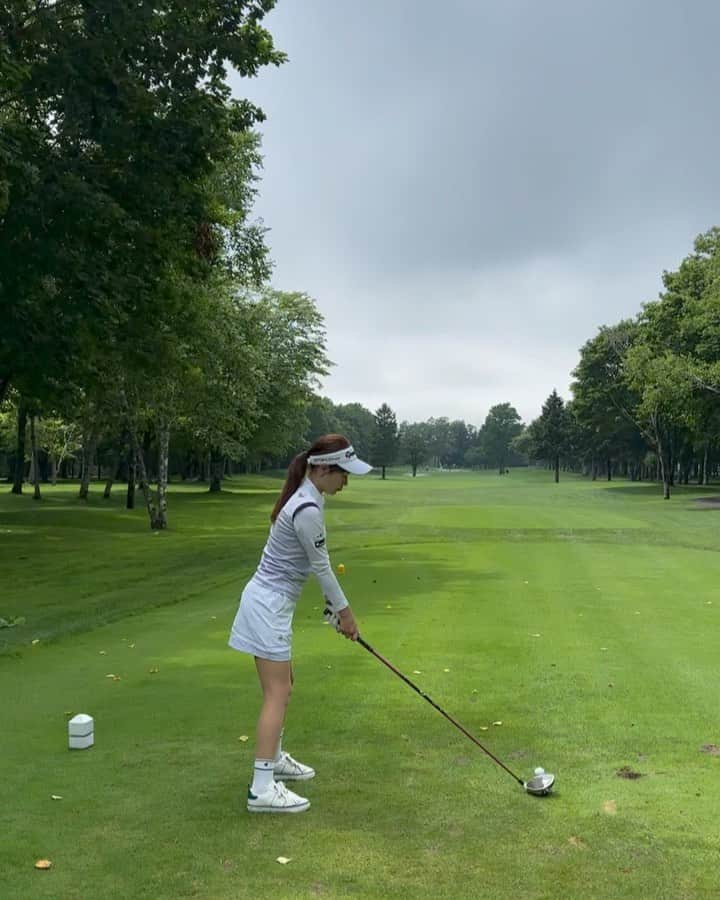 竹村真琴のインスタグラム：「* 久しぶりにゴルフスイング投稿🏌️‍♀️ 初日は小樽カントリー倶楽部、２日目は恵庭カントリー倶楽部⛳️ 男子プロと回ったらゴルフ上手すぎて楽しすぎた🤩 @genzo_tokimatsu  @inamori_yuki  @tomoyasu.sugiyama  @kokoro_golf  . . . #北海道ゴルフ #ゴルフスイング #ドライバーショット #ドライバースイング #プロゴルファー #女子プロゴルファー #jlpga #ゴルフ女子 #興和 #バンテリン #コーワ #チップワンストップ #豆蔵 #情報技術開発 #テーラーメイド #ルコックゴルフ #resume #リジューム #コアフォース #小樽カントリー倶楽部 #恵庭カントリー倶楽部」