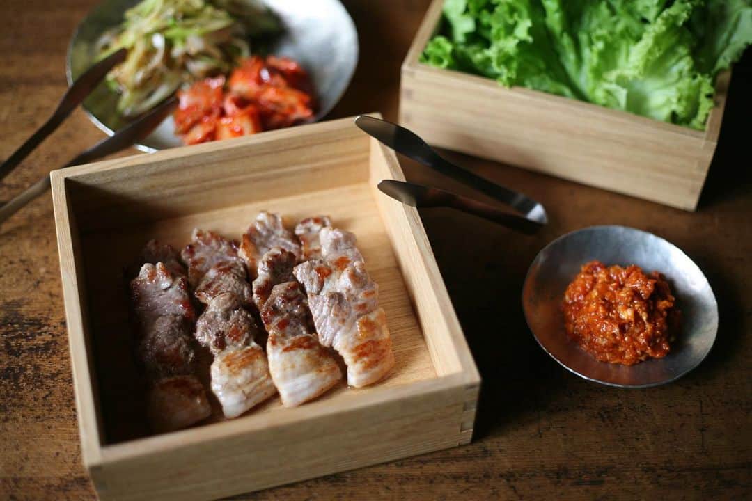 職人.comさんのインスタグラム写真 - (職人.comInstagram)「【自宅でサムギョプサル】   脂が乗った焼きたての豚肉を、ねぎやサムジャンと一緒に野菜に包んで食べるサムギョプサル。日本でも大人気の韓国料理ですが、お店で食べることが多いサムギョプサルを自宅で簡単においしく、そして楽しく食べてみたいと思い、松屋漆器店の白木塗重箱をメインの器にして盛り付けてみました。   白木の木目を最大限に生かした塗装が施されている白木塗二段重は、透明かつ艶の低いウレタン塗料で仕上げてあり、油ものを入れてもあとが付かないのでお手入れがとても簡単です。もちろんアツアツのサムギョプサルも大丈夫。一段目には豚バラ肉を並べ、二段目にはプリーツレタスをたっぷりと。ねぎサラダと白菜のキムチは大寺幸八郎商店のかなまり中へ。サムジャンはかなまり小に。そして、プリーツレタスに豚肉やねぎサラダをトッピングするときにとても便利なのが、conteのおてがる薬味トングです。指先の延長のように使えるトングは、サラダをたっぷり掴みたいときは150を、豚肉を取るのには130と、用途によって使い分けることもできます。   時にはこんな風に、重箱を使ったスタイルでご自宅サムギョプサルはいかがでしょうか？重箱が一つあれば、お正月のおせちはもちろん、ホームパーティーや運動会、ピクニック、お花見などで大活躍してくれます。ぜひご検討くださいませ。   松屋漆器店　白木塗二段重 https://www.shokunin.com/jp/matsuya/ 大寺幸八郎商店　かなまり https://www.shokunin.com/jp/otera/kanamari.html conte　おてがる薬味トング https://www.shokunin.com/jp/conte/tongs.html   参考資料 https://kevin-cooklog.com/samgyeopsal-korean-cooking-recipe/ https://karaichi.com/samgyeopsal/  @shokunincom  #職人ドットコム #京都市 #上京区 #中京区 #西陣 #キッチン用品 #調理道具 #調理器具 #料理道具 #台所道具 #手仕事 #暮らしの道具 #暮らしを楽しむ #工芸品 #民芸 #民藝 #器のある暮らし #焼き物 #生活工芸 #大寺幸八郎商店 #かなまり #松屋漆器店 #白木塗 #白木塗り #白木塗重箱 #サムギョプサル #自宅でサムギョプサル #おてがる薬味トング #薬味トング #おてがるトング」7月16日 14時58分 - shokunincom