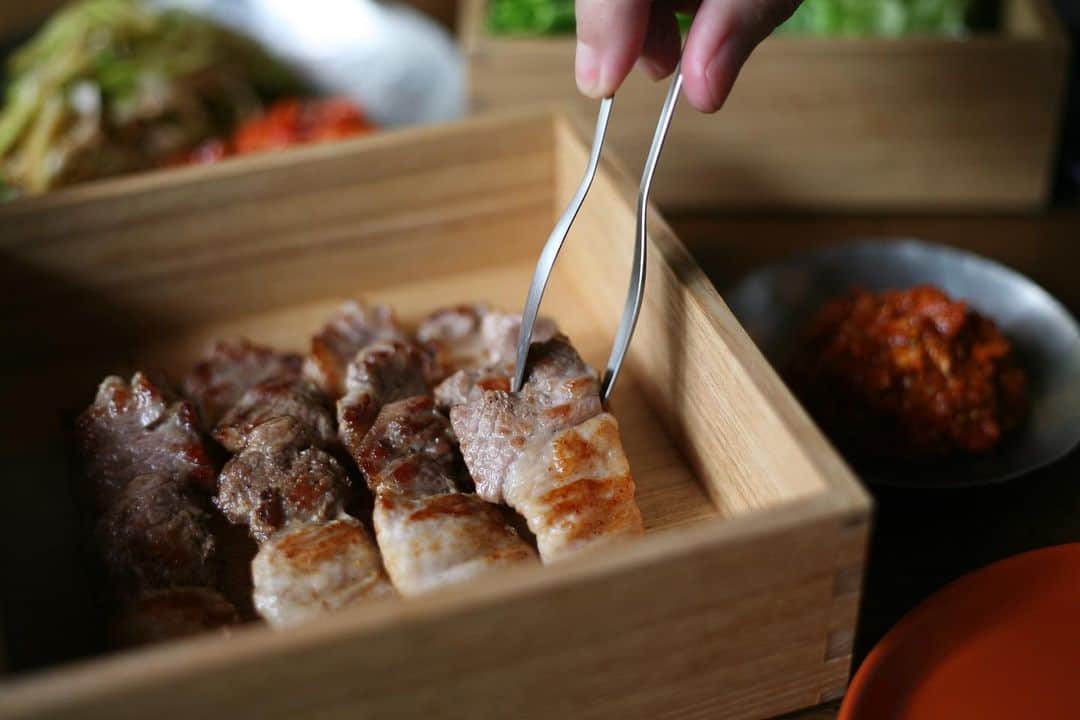 職人.comさんのインスタグラム写真 - (職人.comInstagram)「【自宅でサムギョプサル】   脂が乗った焼きたての豚肉を、ねぎやサムジャンと一緒に野菜に包んで食べるサムギョプサル。日本でも大人気の韓国料理ですが、お店で食べることが多いサムギョプサルを自宅で簡単においしく、そして楽しく食べてみたいと思い、松屋漆器店の白木塗重箱をメインの器にして盛り付けてみました。   白木の木目を最大限に生かした塗装が施されている白木塗二段重は、透明かつ艶の低いウレタン塗料で仕上げてあり、油ものを入れてもあとが付かないのでお手入れがとても簡単です。もちろんアツアツのサムギョプサルも大丈夫。一段目には豚バラ肉を並べ、二段目にはプリーツレタスをたっぷりと。ねぎサラダと白菜のキムチは大寺幸八郎商店のかなまり中へ。サムジャンはかなまり小に。そして、プリーツレタスに豚肉やねぎサラダをトッピングするときにとても便利なのが、conteのおてがる薬味トングです。指先の延長のように使えるトングは、サラダをたっぷり掴みたいときは150を、豚肉を取るのには130と、用途によって使い分けることもできます。   時にはこんな風に、重箱を使ったスタイルでご自宅サムギョプサルはいかがでしょうか？重箱が一つあれば、お正月のおせちはもちろん、ホームパーティーや運動会、ピクニック、お花見などで大活躍してくれます。ぜひご検討くださいませ。   松屋漆器店　白木塗二段重 https://www.shokunin.com/jp/matsuya/ 大寺幸八郎商店　かなまり https://www.shokunin.com/jp/otera/kanamari.html conte　おてがる薬味トング https://www.shokunin.com/jp/conte/tongs.html   参考資料 https://kevin-cooklog.com/samgyeopsal-korean-cooking-recipe/ https://karaichi.com/samgyeopsal/  @shokunincom  #職人ドットコム #京都市 #上京区 #中京区 #西陣 #キッチン用品 #調理道具 #調理器具 #料理道具 #台所道具 #手仕事 #暮らしの道具 #暮らしを楽しむ #工芸品 #民芸 #民藝 #器のある暮らし #焼き物 #生活工芸 #大寺幸八郎商店 #かなまり #松屋漆器店 #白木塗 #白木塗り #白木塗重箱 #サムギョプサル #自宅でサムギョプサル #おてがる薬味トング #薬味トング #おてがるトング」7月16日 14時58分 - shokunincom