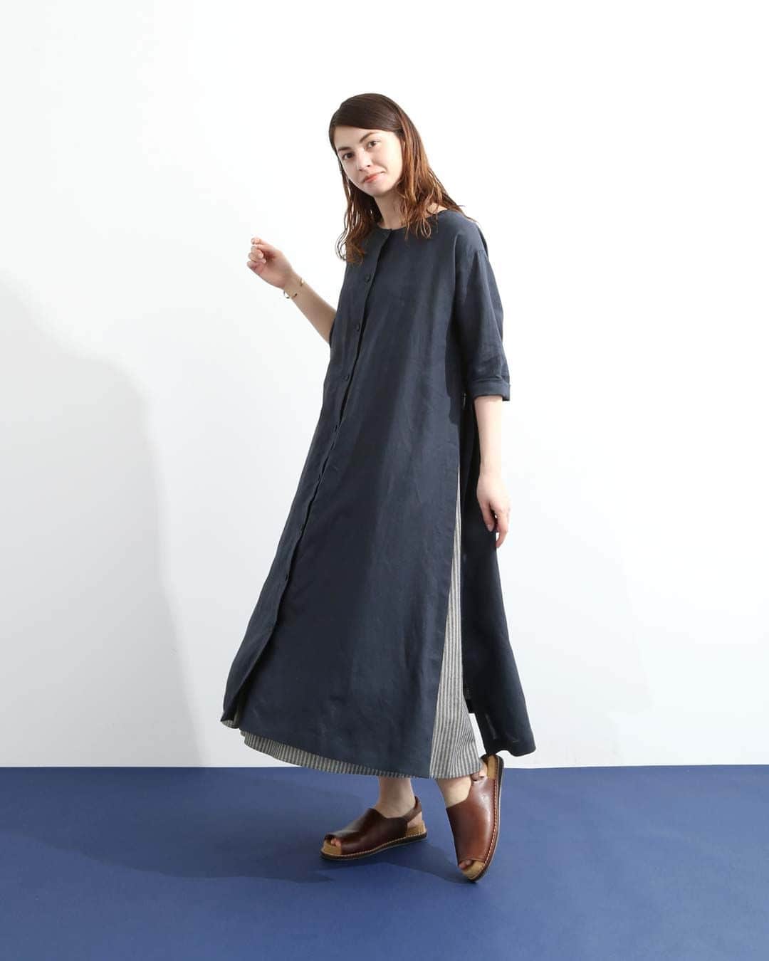 ナチュランさんのインスタグラム写真 - (ナチュランInstagram)「【 LOISIR 】涼を感じる シックな装い New Arrival 2023 Summer  ・  じめじめとしたこの時季も ストレスフリーに過ごせる 軽やかな着心地のアイテムをお届け。  涼を感じながら 少しだけシックに大人らしい装いで。  上質な素材を身に纏い 季節の移ろいをお楽しみください。  ----------------------------- 　LOISIR -----------------------------  ■リネン×コットンストライプアンダードレス付きワンピース ¥39,600 [ 注文番号：ALS-3A79-3902-A ]  ■インドハンドテクニックスモック刺繍ブラウス ¥24,200 [ 注文番号：ALS-3A79-3893-A ]  ■リネン平織り＆千鳥タックギャザーパンツ ¥18,700 ターコイズ[ 注文番号：ALS-3A79-3892-A ] チドリ[ 注文番号：ALS-3A79-3892-B ]  ■インドコットンピグメントダイチュニックブラウスワンピース ¥26,400 [ 注文番号：ALS-3A79-3891-A ]  ■リネンジャージフリル襟プルオーバー ¥17,380 キナリ[ 注文番号：ALS-3A79-3900-A ] チャコール[ 注文番号：ALS-3A79-3900-B ]  -----------------------------  ▶️商品詳細やお買い物は写真のタグをタップ またはプロフィール（@natulan_official）から 「ナチュラン」のサイトにアクセスして 注文番号や商品名を検索してみてくださいね。  #lifewear #fashion #natulan #今日のコーデ #コーディネート #ファッション #ナチュラル #ナチュラン #日々の暮らし #暮らしを楽しむ #シンプルライフ #シンプルコーデ #大人女子 #大人カジュアルコーデ #ワンピース #ブラウス #シック #パンツ #インドコットン #夏コーデ #涼コーデ #ロワジール #LOISIR #natulan_official.」7月16日 15時00分 - natulan_official
