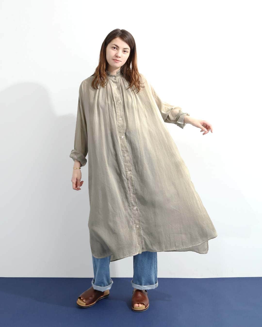ナチュランさんのインスタグラム写真 - (ナチュランInstagram)「【 LOISIR 】涼を感じる シックな装い New Arrival 2023 Summer  ・  じめじめとしたこの時季も ストレスフリーに過ごせる 軽やかな着心地のアイテムをお届け。  涼を感じながら 少しだけシックに大人らしい装いで。  上質な素材を身に纏い 季節の移ろいをお楽しみください。  ----------------------------- 　LOISIR -----------------------------  ■リネン×コットンストライプアンダードレス付きワンピース ¥39,600 [ 注文番号：ALS-3A79-3902-A ]  ■インドハンドテクニックスモック刺繍ブラウス ¥24,200 [ 注文番号：ALS-3A79-3893-A ]  ■リネン平織り＆千鳥タックギャザーパンツ ¥18,700 ターコイズ[ 注文番号：ALS-3A79-3892-A ] チドリ[ 注文番号：ALS-3A79-3892-B ]  ■インドコットンピグメントダイチュニックブラウスワンピース ¥26,400 [ 注文番号：ALS-3A79-3891-A ]  ■リネンジャージフリル襟プルオーバー ¥17,380 キナリ[ 注文番号：ALS-3A79-3900-A ] チャコール[ 注文番号：ALS-3A79-3900-B ]  -----------------------------  ▶️商品詳細やお買い物は写真のタグをタップ またはプロフィール（@natulan_official）から 「ナチュラン」のサイトにアクセスして 注文番号や商品名を検索してみてくださいね。  #lifewear #fashion #natulan #今日のコーデ #コーディネート #ファッション #ナチュラル #ナチュラン #日々の暮らし #暮らしを楽しむ #シンプルライフ #シンプルコーデ #大人女子 #大人カジュアルコーデ #ワンピース #ブラウス #シック #パンツ #インドコットン #夏コーデ #涼コーデ #ロワジール #LOISIR #natulan_official.」7月16日 15時00分 - natulan_official