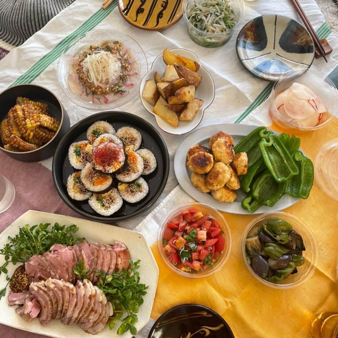 デミルクス ビームス 新宿のインスタグラム：「《デミルクス ビームス 新宿》には、お料理上手のスタッフのが沢山います💗🍽  今日は夏のオススメレシピをご紹介します！✨✨✨😋  staff:西村 @aki_bento   ①② おすすめパーティーご飯 『ポッサム』 豚バラブロックを1時間コトコト。脂が落ちたお肉を野菜で包んで食べるので、ヘルシー♩ お家パーティーでリクエストの多い一品です✨  ③ おすすめ夏おつまみ 『つくピー』 キンキンに冷やした生ピーマンに、塩味のつくねを乗せて食べます🫑 ピーマンは前日から氷水に漬けて冷蔵庫に入れておくと、かなりシャキシャキになります◎ 食感が最高で、友人に人気の一品です😊  #demiluxebeams #demiluxebeams_shinjuku  #デミルクスビームス #BEAMS  #ビームス #おうちごはん #ご飯 #ごはん記録 #ホームパーティ」
