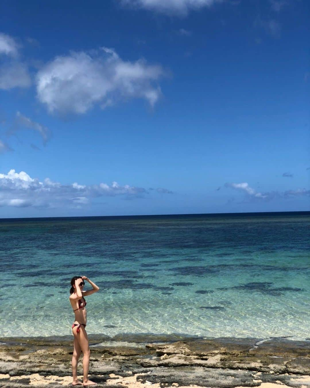 関絵理子のインスタグラム：「🏖️  次はいつ行けるかな石垣島♡ 随分と前ですが家族といった石垣島の写真を見返して気分だけ海へ⛱️✨ 映え写真の間にリアル写真(4枚目😇) 日焼け対策をしていたらこんな格好になり、心が解けすぎてこの笑顔。好きな写真です😄姉撮影🤳  ・ ・ ・ #石垣島 #海行きたい #今年行けるかな #米原ビーチ #シュノーケリング #石垣島旅行 #コンドイ浜 #沖縄スムージー #海日和 #快晴 #フサキビーチリゾート #家族旅行 #暑い夏 #沖縄の海 #石垣ブルー」