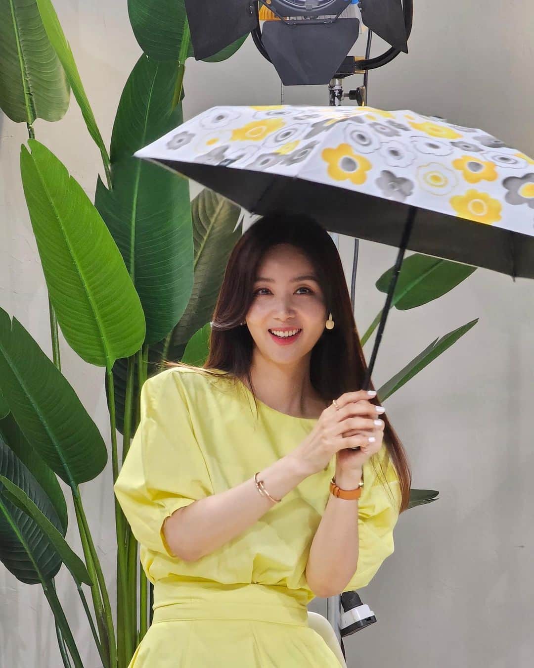 パク・ソルミのインスタグラム：「🌿 새벽일끝나면  아이들과 다시 평범한 일상으로 돌아가 댄스학원도 가고  치킨🍗도 뜯고  저녁에는 영화를 봐야하나 기다리면서 짱구👀를 굴려봐요  영화 #엘리멘탈 재밌나요?   #비야그만와 💦 비가그치면! #cueren 에서 보내주신 #선물 도  예쁘게 잘 신을께요 ♥️」