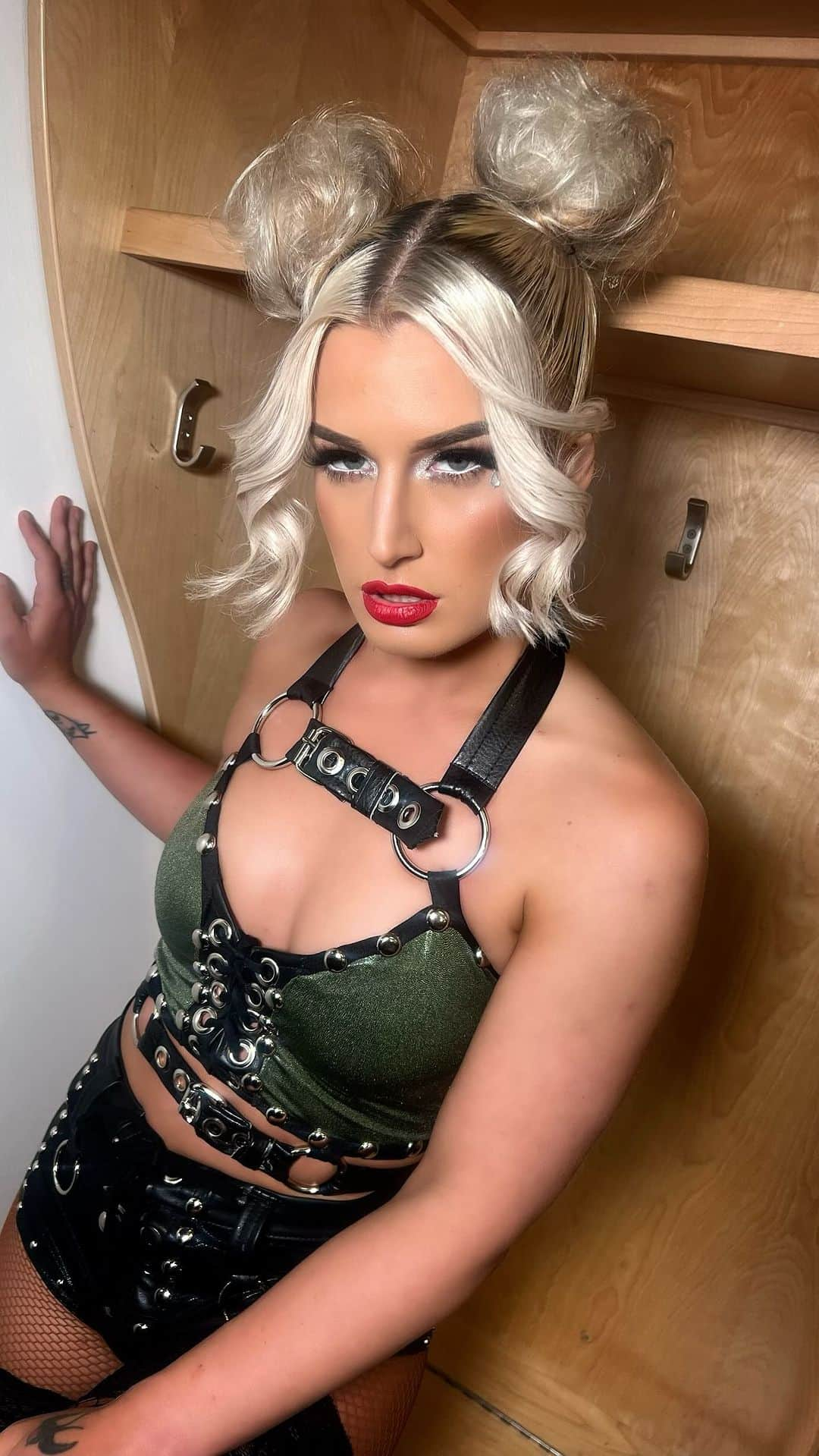 トニー・ストームのインスタグラム：「Full glam by me on the always #illustrious @tonistorm_ for @aew #BattleOfTheBelts #Calgary @aewglam #Outcasts」