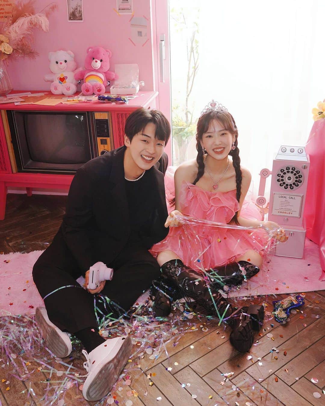 プレ花嫁の結婚式準備サイト farny 【ファーニー】のインスタグラム：「@farny_weddingをフォローして #プラコレ #美花嫁図鑑 を付けて投稿してください⡱ . ‥‥‥‥‥‥‥‥‥‥‥‥‥‥ Today's wedding photo from... @weddingcoco さん⚐* . ♡韓国フォトのご紹介♡  可愛すぎる韓国前撮り💗 まるでMVの中のような世界観の撮影が可愛すぎますよね💭  韓国フォトはシンプルなものはもちろん カラフルなフォトもとても可愛いですよね📸 . ‥‥‥‥‥‥‥‥‥‥‥‥‥‥ . \\花嫁ライター募集中// @farny_wedding のDMに ”farny花嫁ライター希望”とお送りください✈︎✉︎ . \\花嫁アプリ // プロのアドバイザーに結婚式の相談を何度でも ウェディングドレスの記事や、 自分のウェディングレポを残せちゃう♡” . >>>TOPのURLからcheck ⋈ @placole_dressy >>>結婚のご相談は プラコレウェディングアドバイザーへ♡ @wedding_adviser >>>ウェディングレポを残したいなら、 farny by プラコレをcheck ✎ @farny_wedding >>>花嫁準備に欠かせないアイテムをお探しなら placole & dressy Beauty をcheck ❁ @dressy_beauty_ >>>素敵なドレスに出会いたい花嫁さま♡ @dressyonline_をcheck >>>おしゃれなファミリーフォトは ドレシーベイビーをcheck 𓏸 @dressy.baby >>>鎌倉にOPEN”お花とドレスと紅茶のカフェ” @dressyroom_teaをcheck𓌉𓇋 . ‥‥‥‥‥‥‥‥‥‥‥‥‥‥ #プレ花嫁 #卒花嫁 #結婚準備 #結婚式 #結婚式場 #当日レポ #撮影指示書 #weddingtbt #weddingdress #ウェディングドレス #ウェディングフォト #ブライダルフェア #farnyレポ #美花嫁図鑑 #2023秋婚 #2023冬婚 #2023春婚 #2023夏婚 #mydress #동행플래너 #大人可愛い #撮影構図 #韓国フォト #韓国ウェディングフォト」