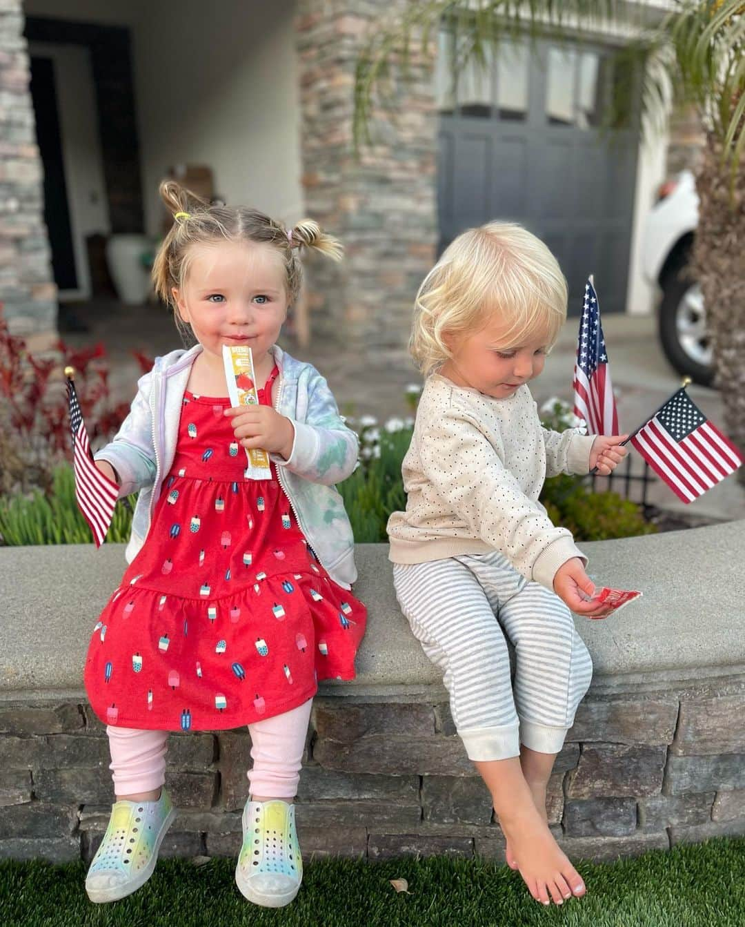 クリスティン・ヒルデブランドのインスタグラム：「Fourth of July with family❤️🩵🤍. Packed all of these cute little people up and took ‘em to the beach to watch fireworks. It was (freezing and so freaking windy but adventurous and) magical.」