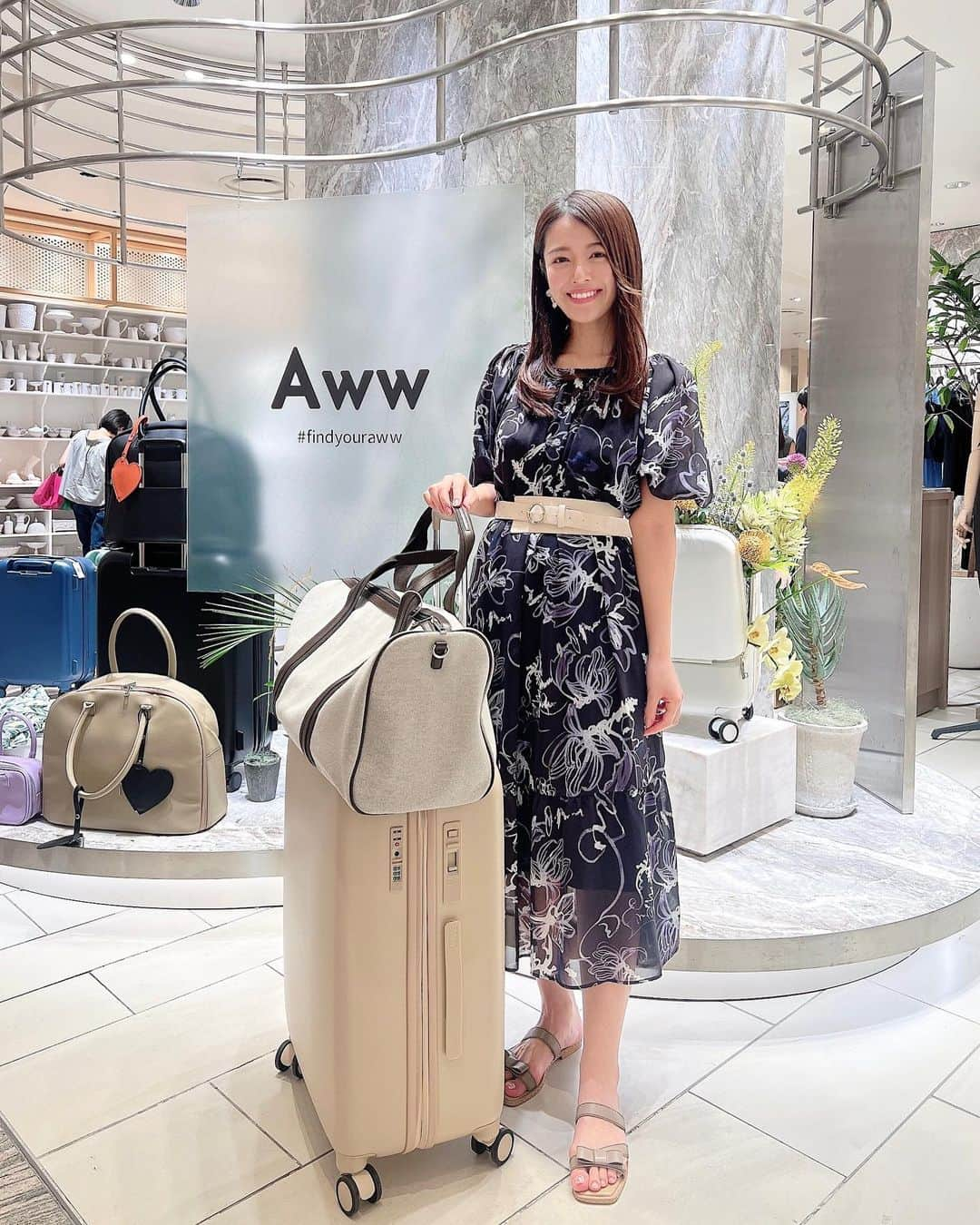 石倉侑芽のインスタグラム：「Aww POP UP STORE✈️  7月18日（火）まで新宿伊勢丹で開催中の Aww @awwtravel_official のPOPUPへ🤍  旅がわくわく楽しみになる、機能的で可愛い トラベルツールが揃ったブランド✈️  立てたまま荷物の出し入れができる フロントオープンタイプのスーツケースや、 サステナブルレザーを使ったアイテム、 中のデザインまで可愛くて気分の上がるものばかり🤍  りんごの皮を使っていたり、 サボテン、廃棄されたペットボトルなど 色んなものを再生して作られたサステナブルな ラインナップもたくさん☺️✨  軽量だし、360度自由に動かせるコロコロ、 簡単にロックもできて、付属のバッグもついてて 可愛いだけじゃなくとっても便利で素敵すぎ👏  POPUP の詳細はこちら💁‍♀️ <TOKYO> Date: 2023.07.12(WED)-18(Tue) Place: 伊勢丹新宿店本館 2F アーバンクローゼット Time: 10:00-20:00  <OSAKA> Date: 2023.07.19(WED)-25(Tue) Place: 阪急うめだ本店 4Fイットコンテンポラリー Time: 10:00-20:00  現在完売している商品も、POPUP限定で先行予約受付してるらしい✨ ノベルティや、インスタフォロワーさん限定の特典も♡ ぜひチェックしてね〜！  @awwtravel_official @awwtravel_community #findyouraww#mygreenerchoice #aww-travel_popup#スーツケース#トラベルケース#旅行#旅行準備#旅行コーデ#キャリーケース」